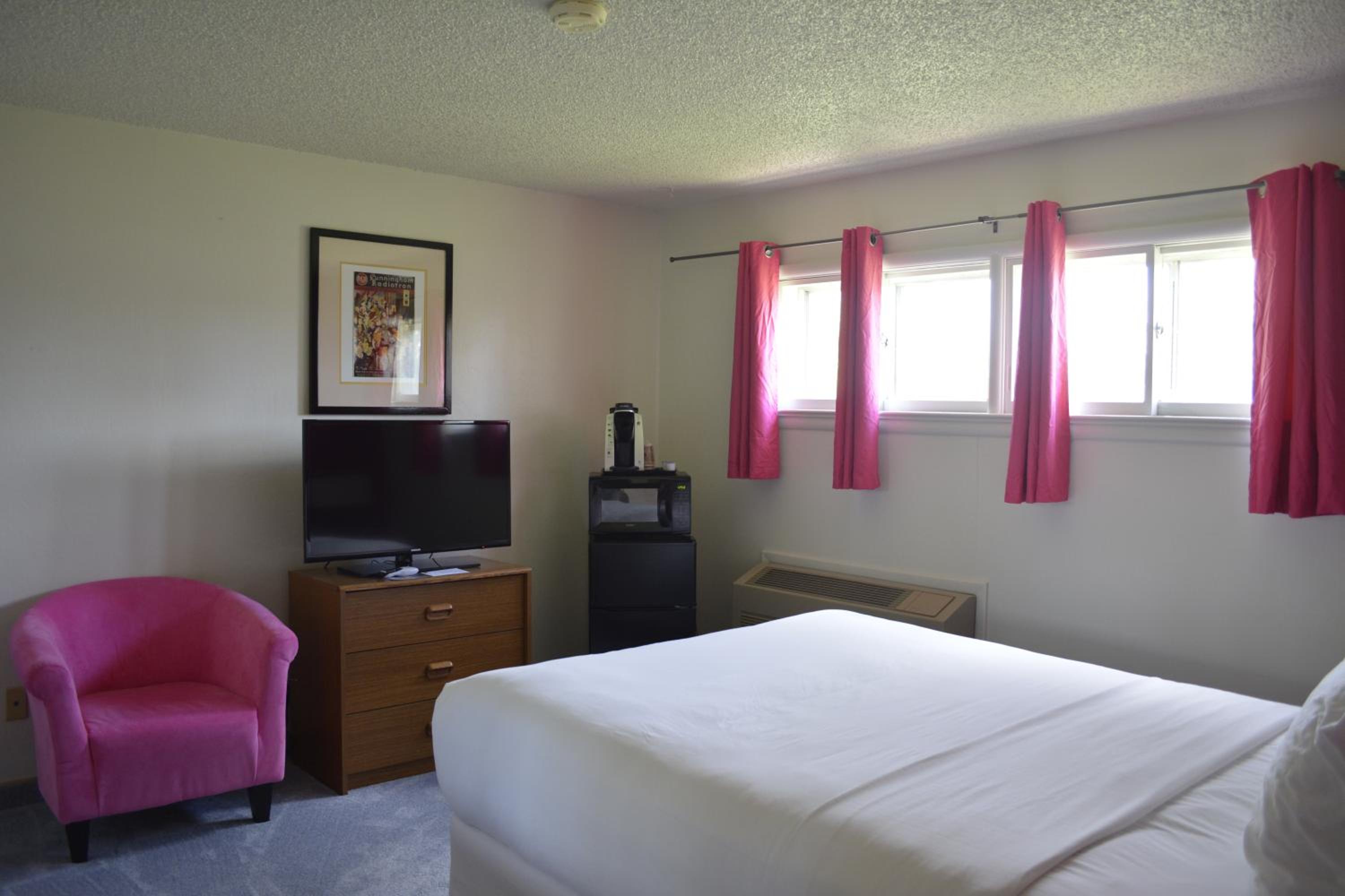 Queen Room photo 2