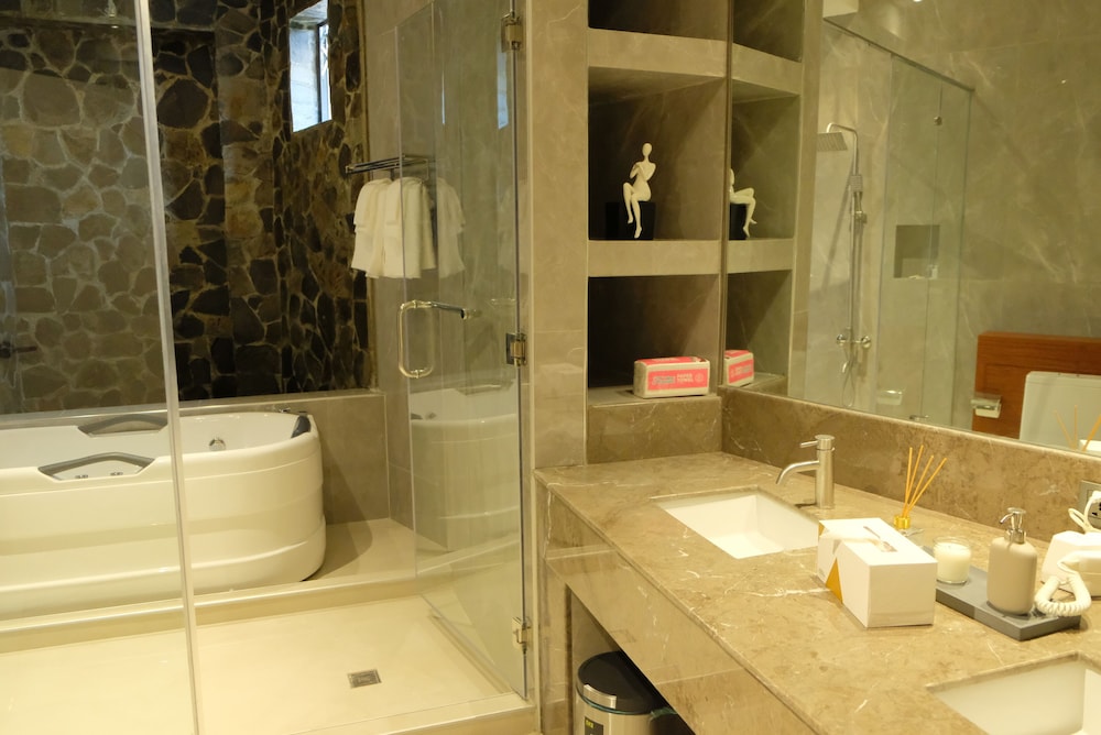Executive Suite - Photo 9