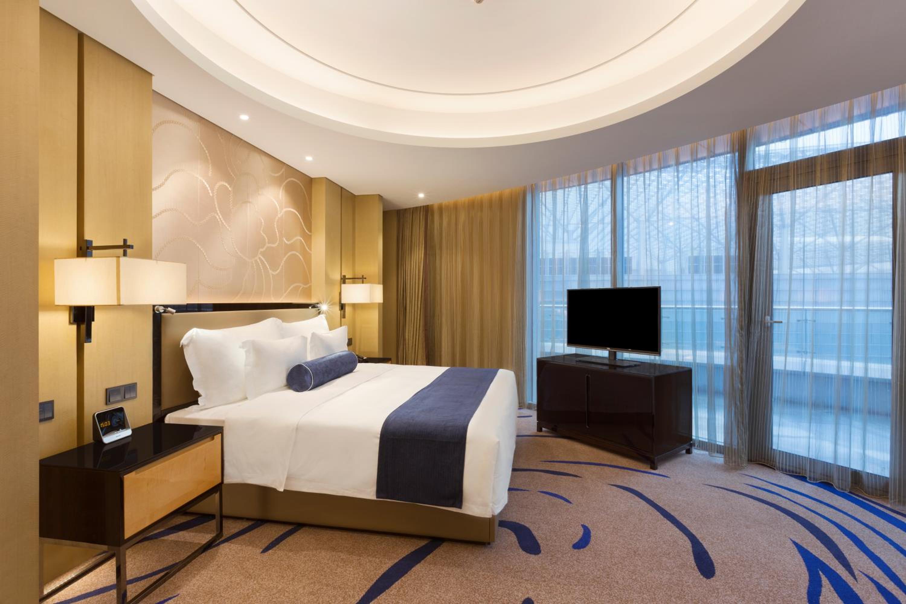 Luxury King Suite - Non-Smoking