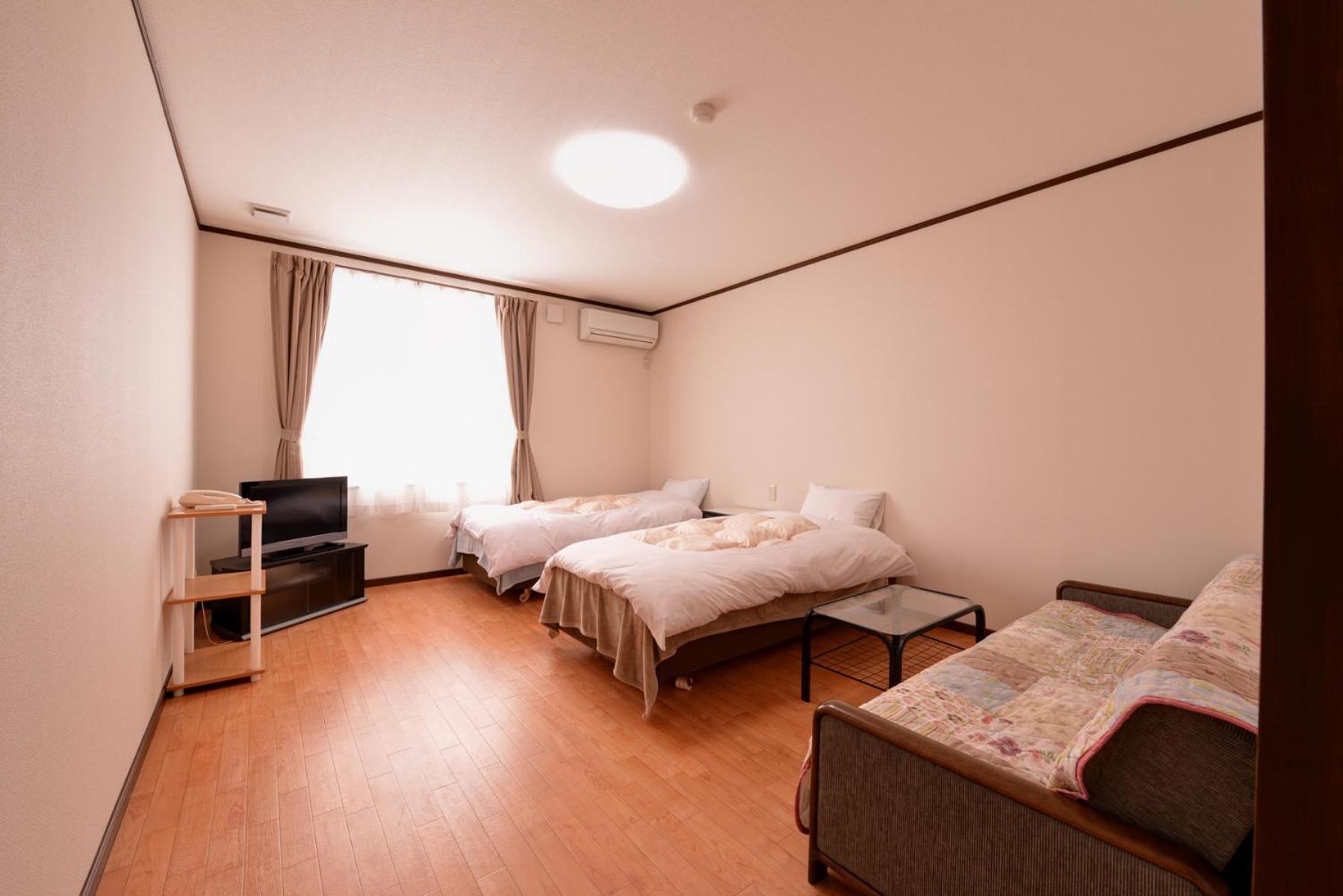 Twin Room with Extra Bed photo 2