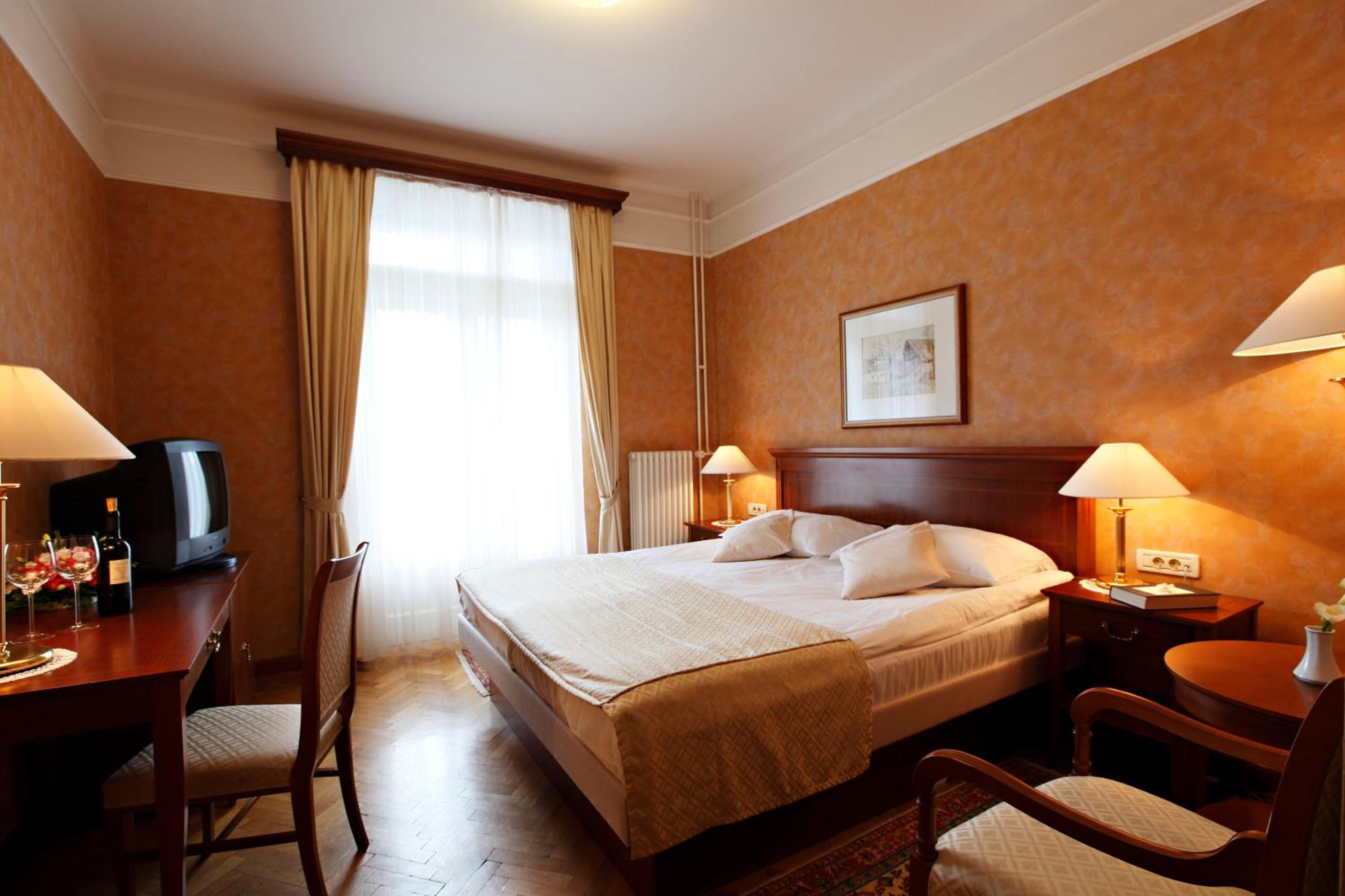 Double Room with Balcony - Photo 4
