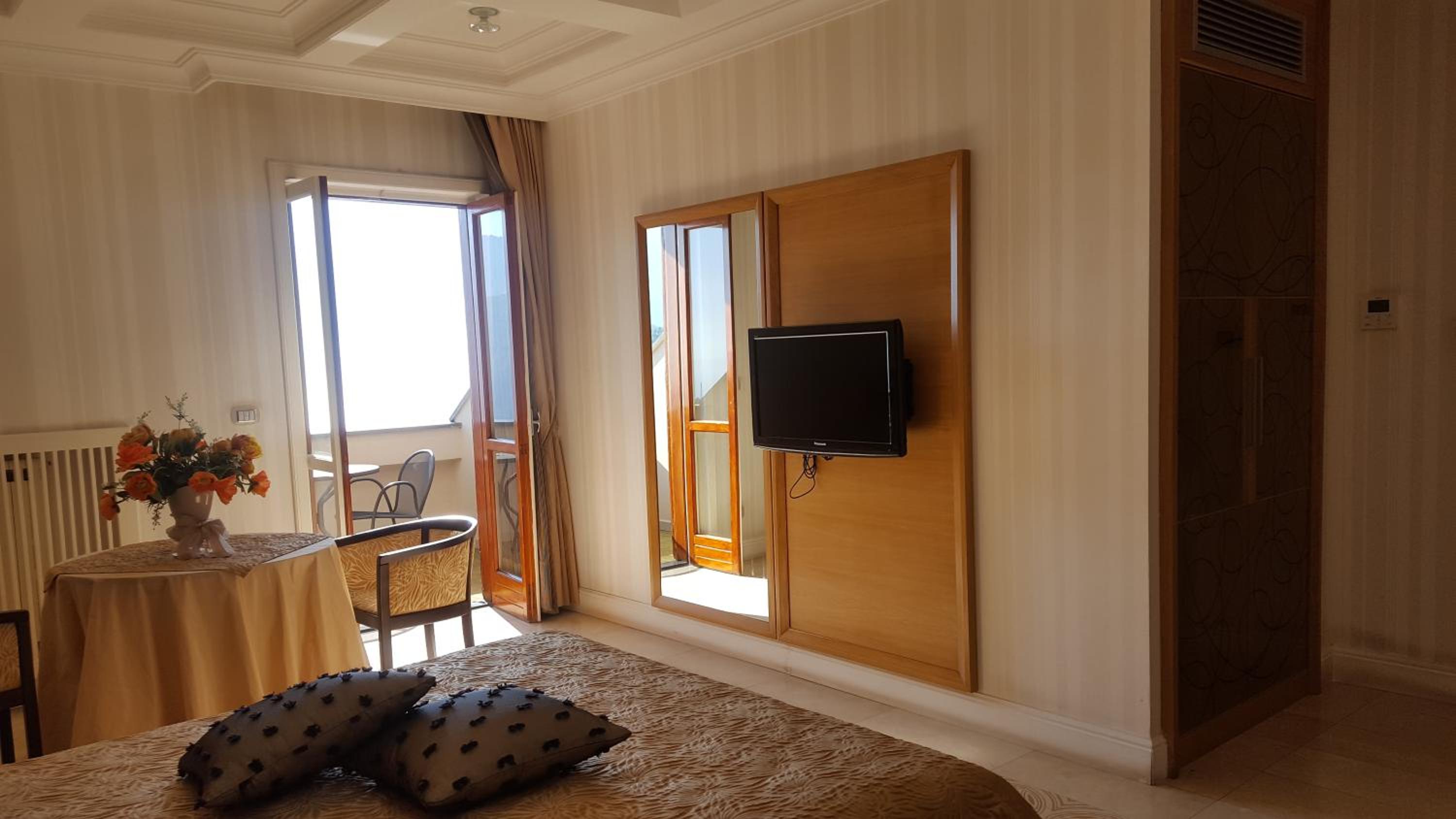 King Suite with Spa Bath photo 2
