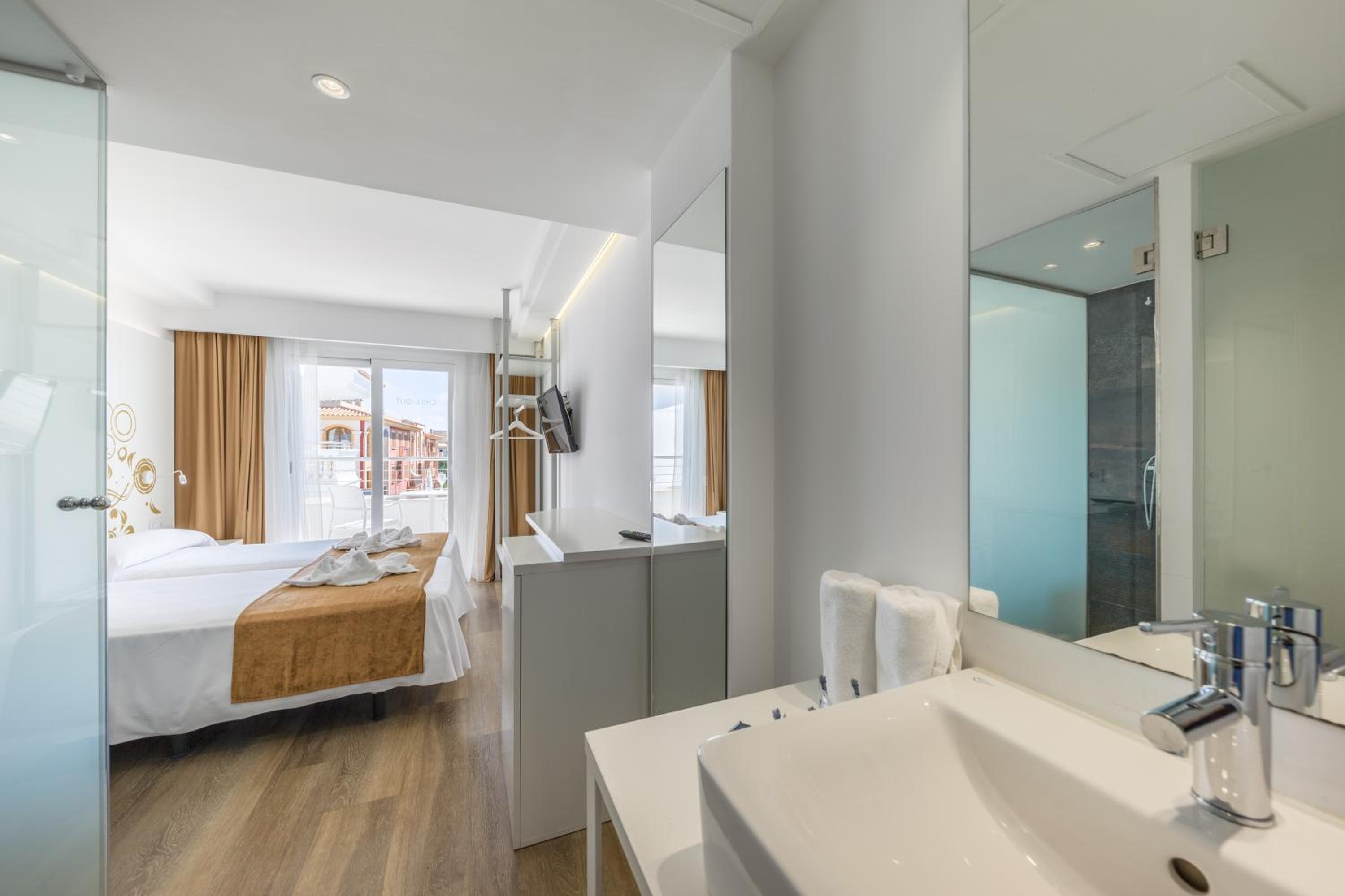Superior Double Room with Partial Sea View photo 3