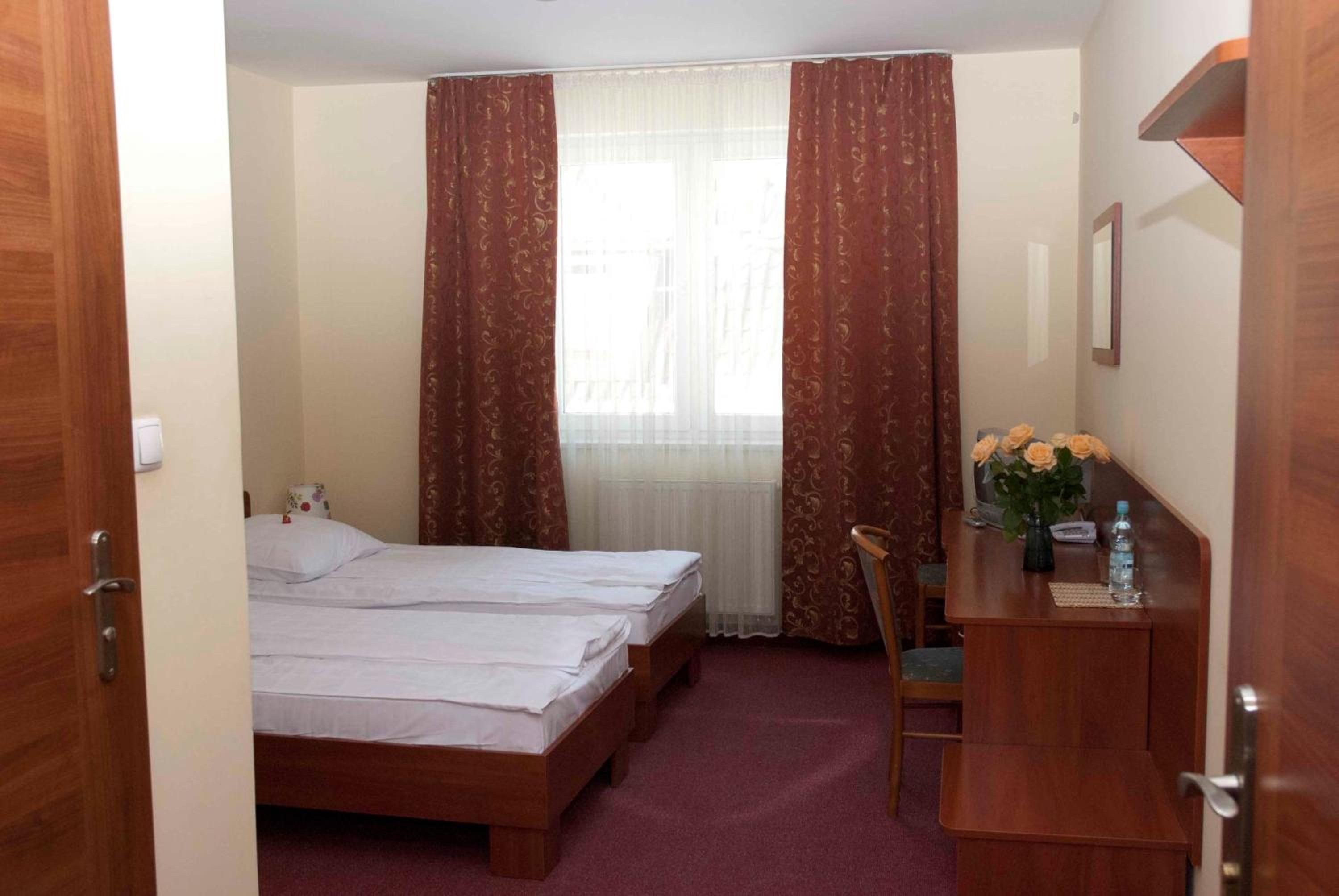 Classic Twin Room - Photo 3