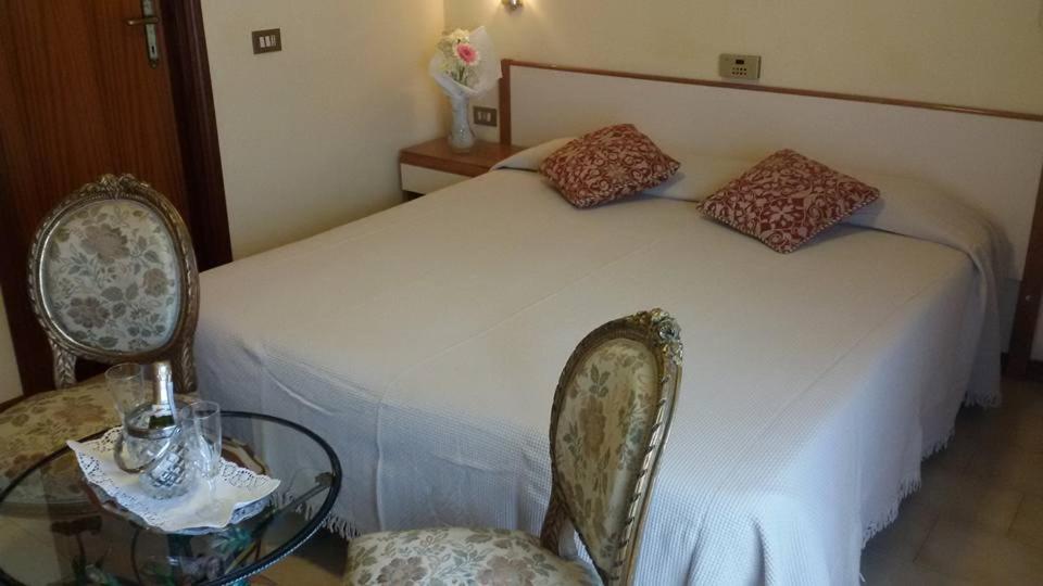 Double or Twin Room - Photo 6
