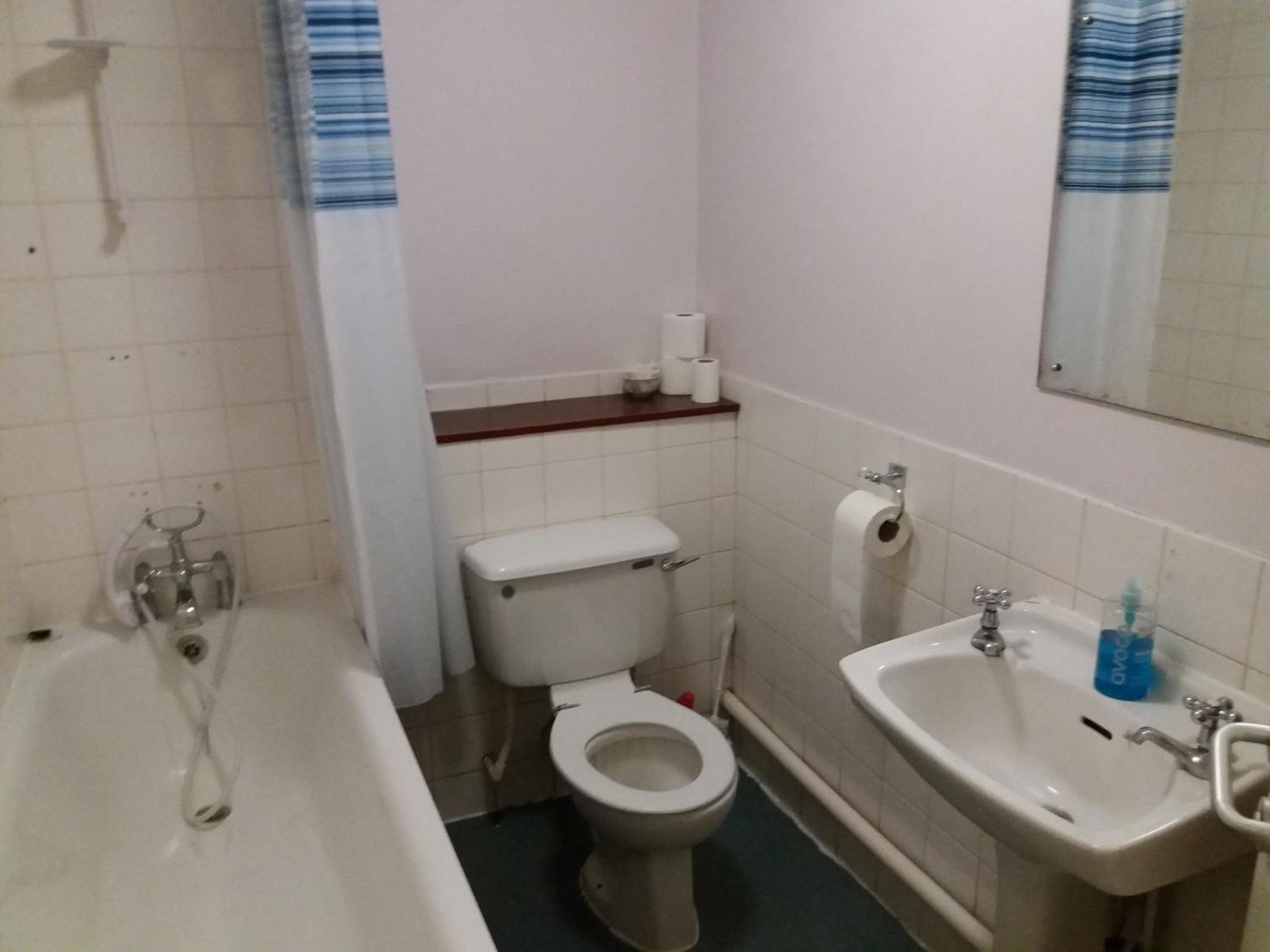 Standard Twin Room with Shared Bathroom photo 3