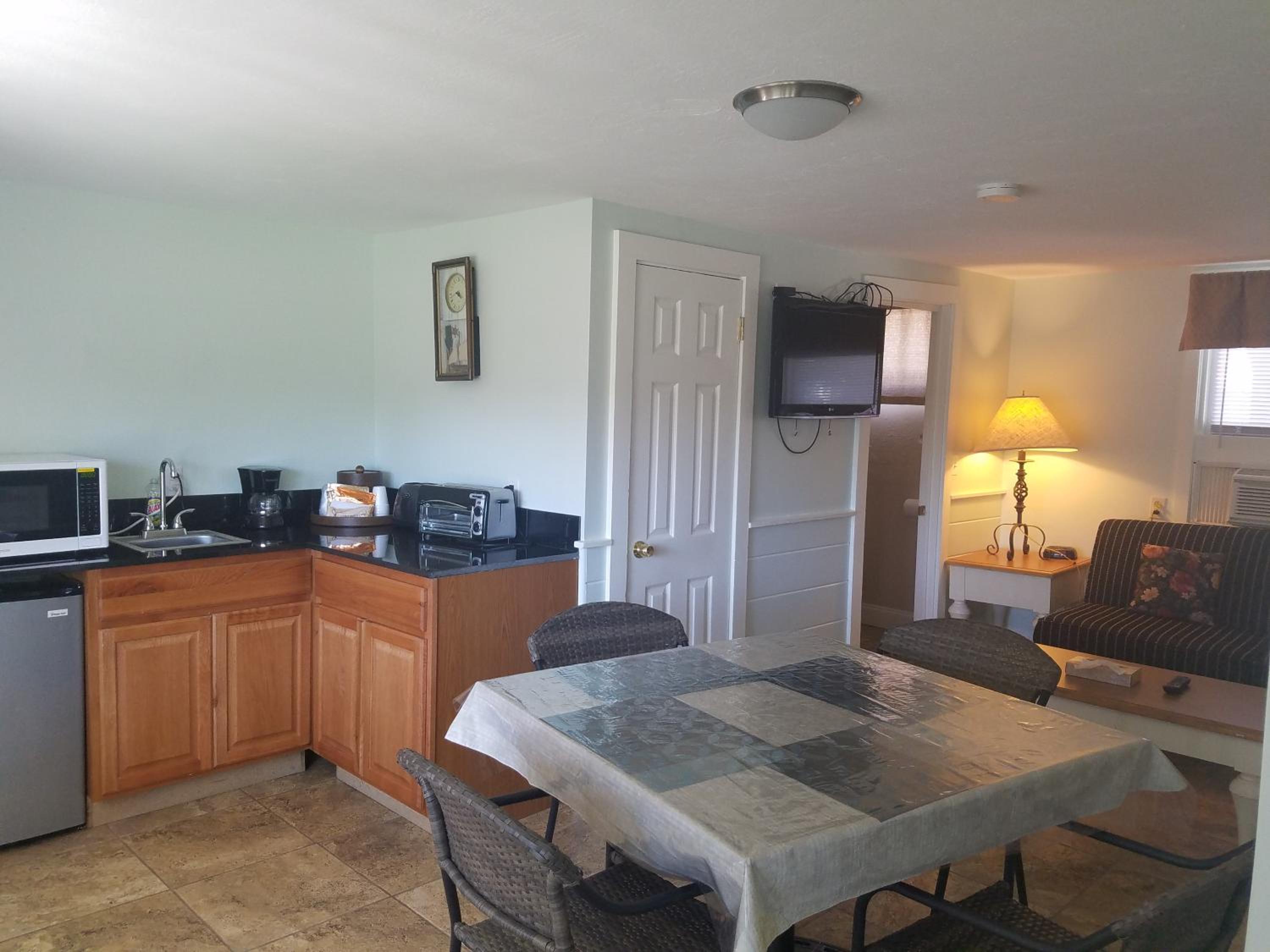 Deluxe One-Bedroom Suite photo 3