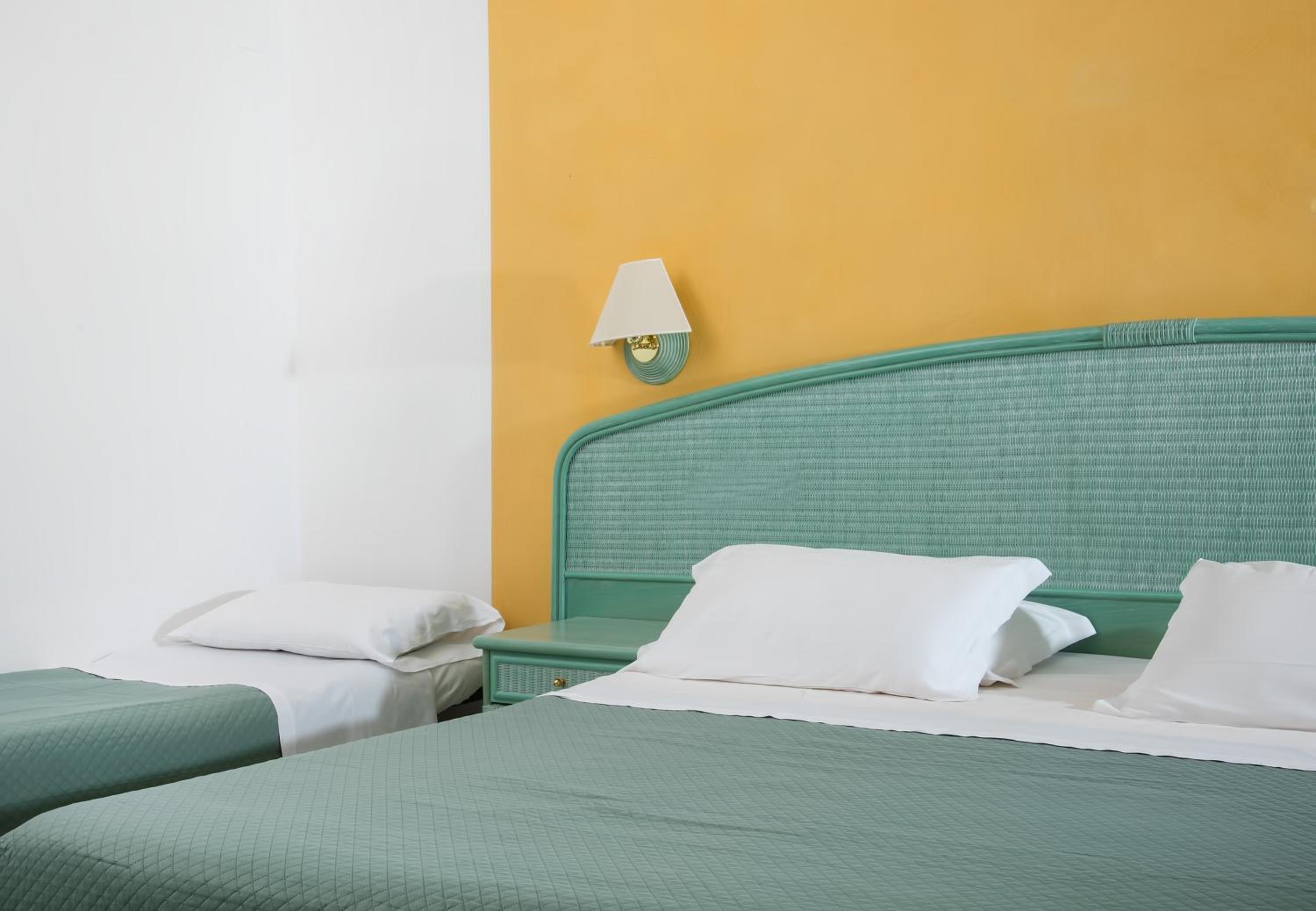 Dreibettzimmer mit Balkon und Meerblick