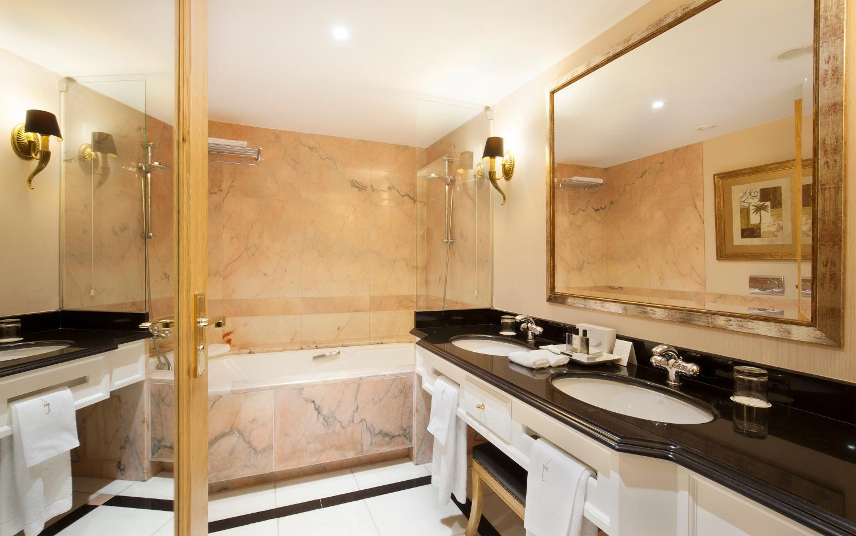 Deluxe Double or Twin Room - Photo 5