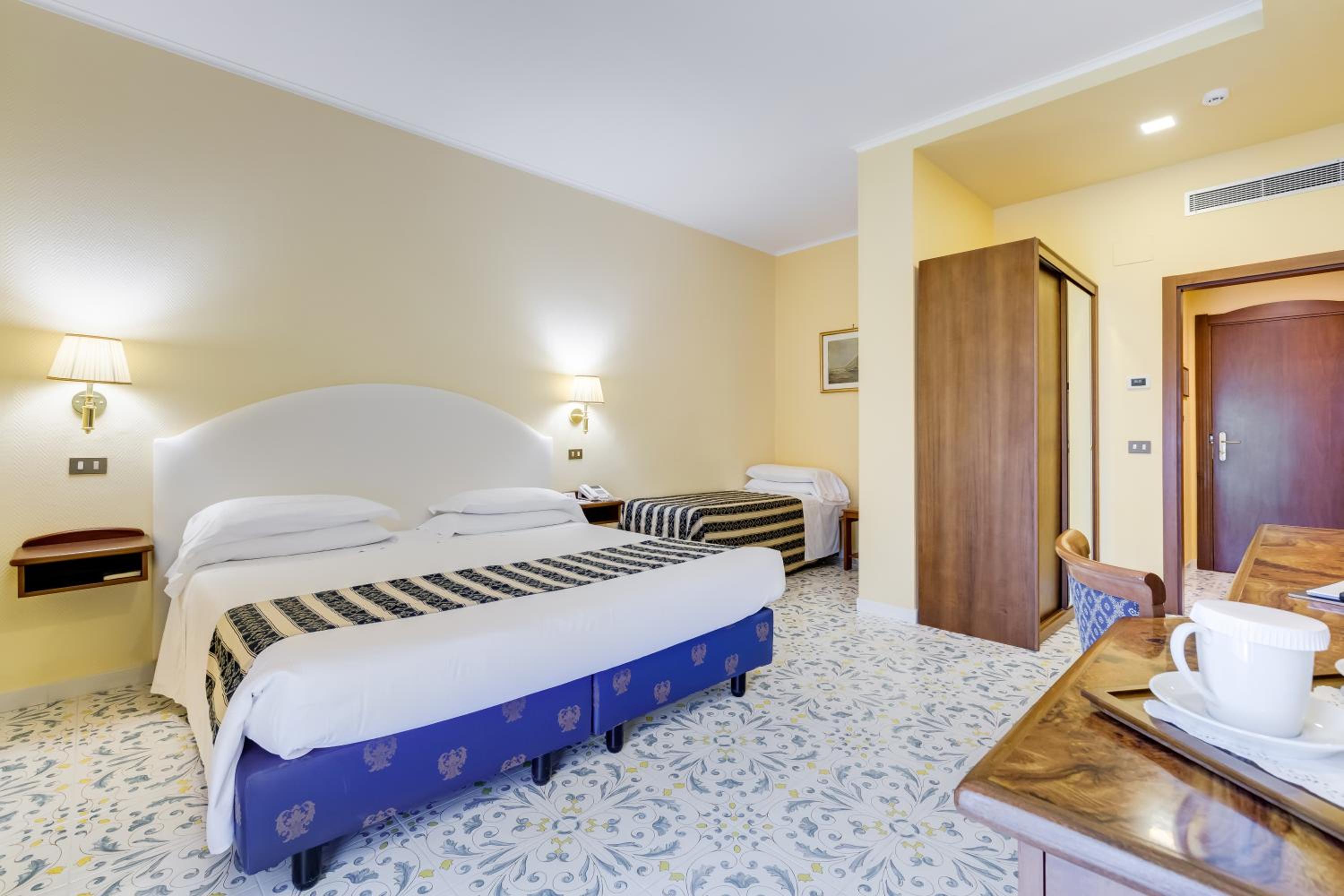 Classic Room with Balcony - Photo 9