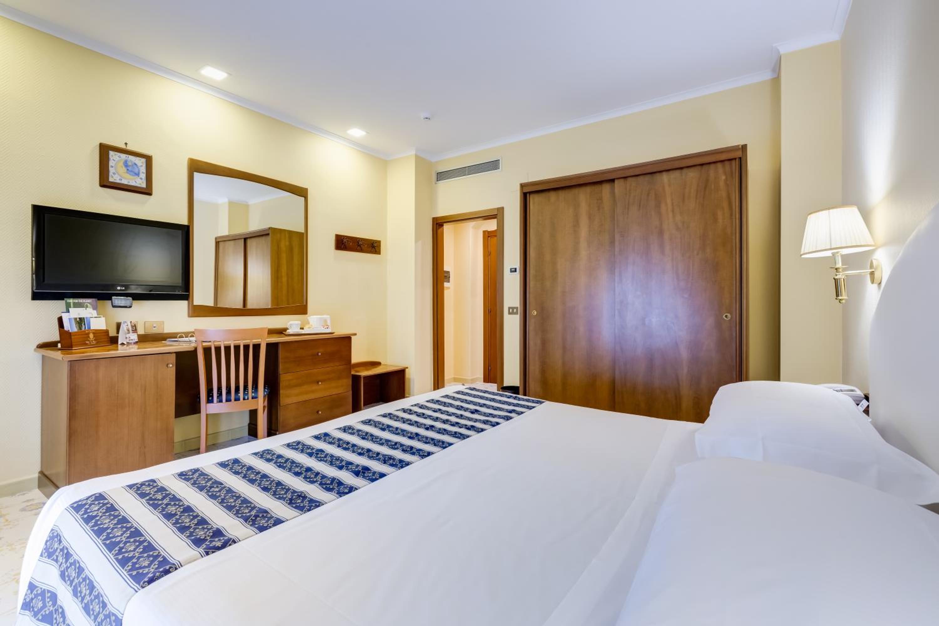 Economy Queen Room thumbnail 6