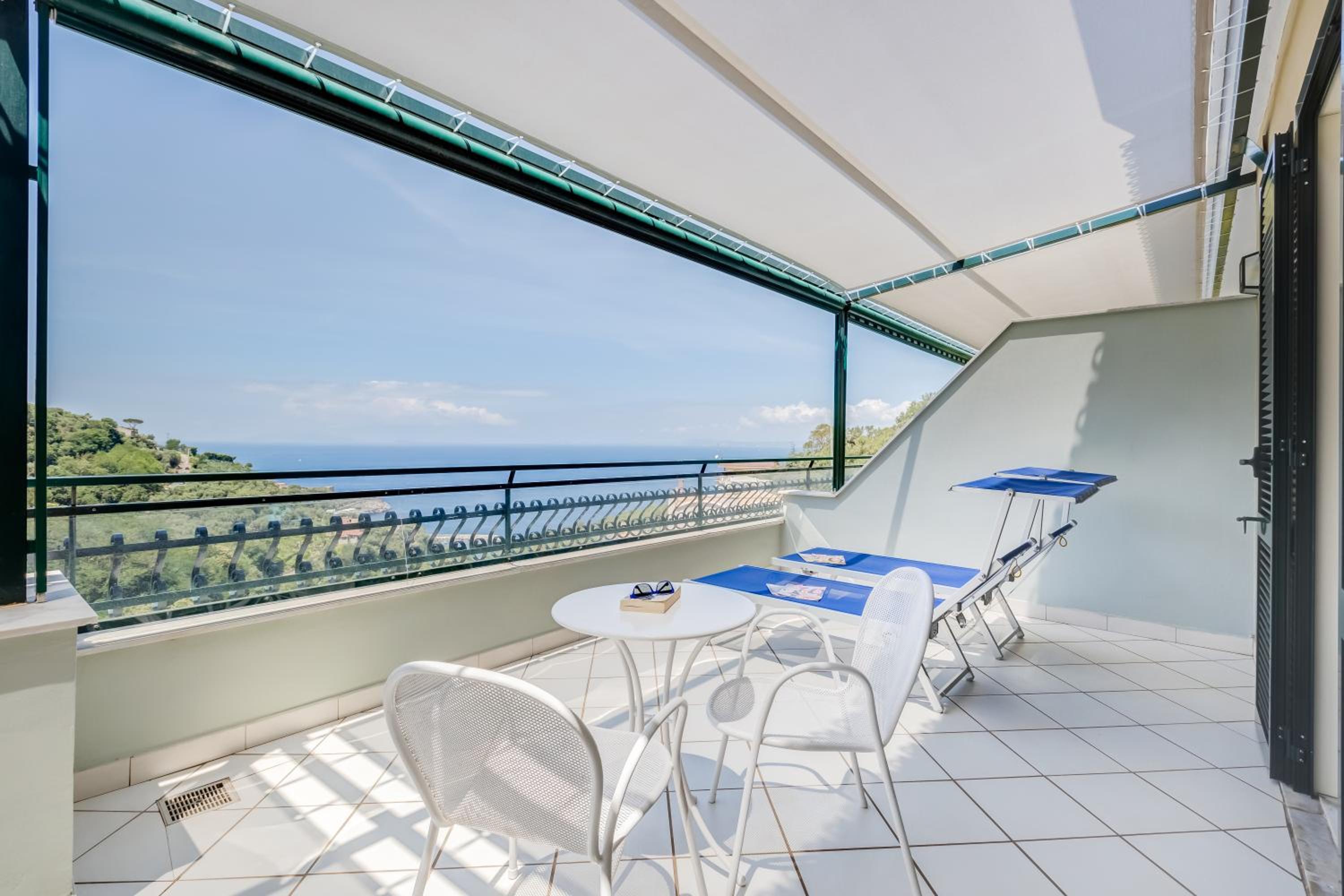 Superior Queen Room with Panoramic Terrace and Sea View thumbnail 5
