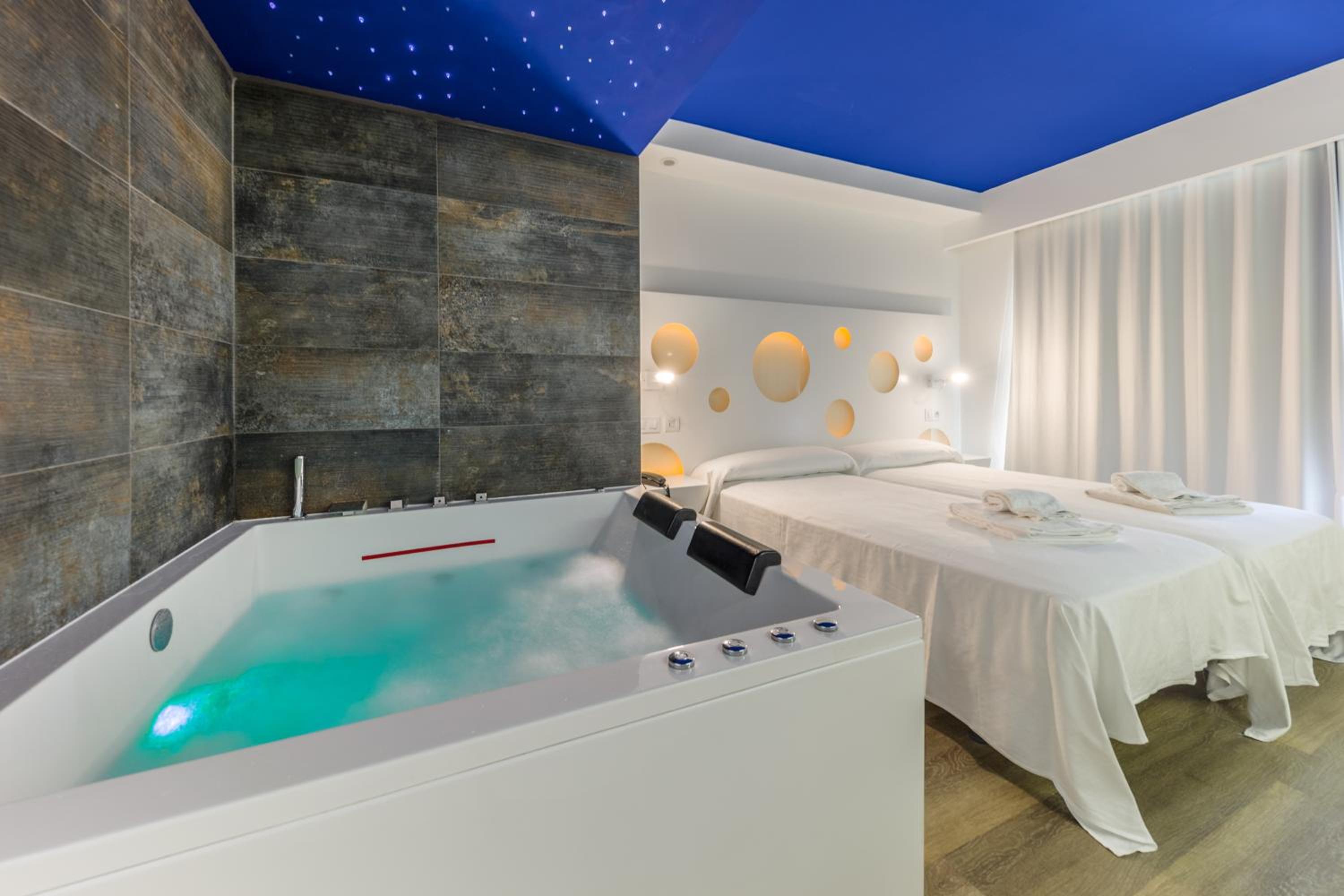 Deluxe Double Room with Balcony thumbnail 5