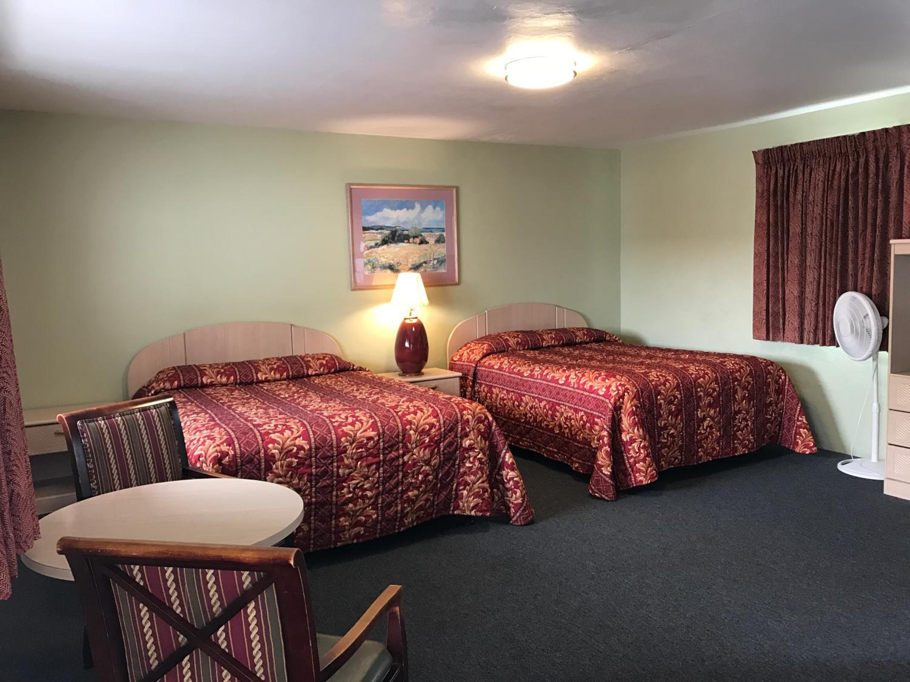 Standard Queen Room with Two Queen Beds - Photo 2