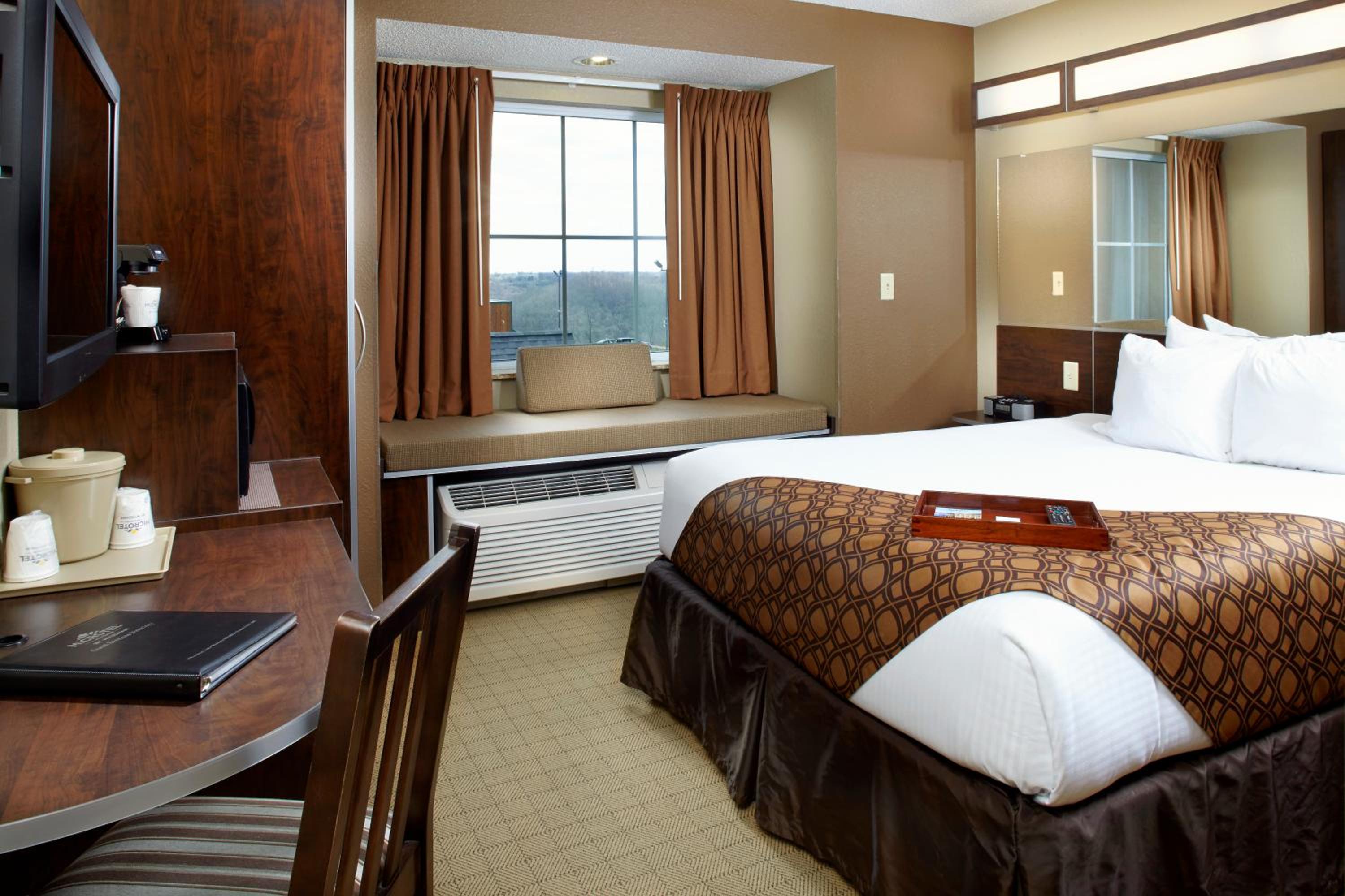 Deluxe Queen Room - Non-Smoking