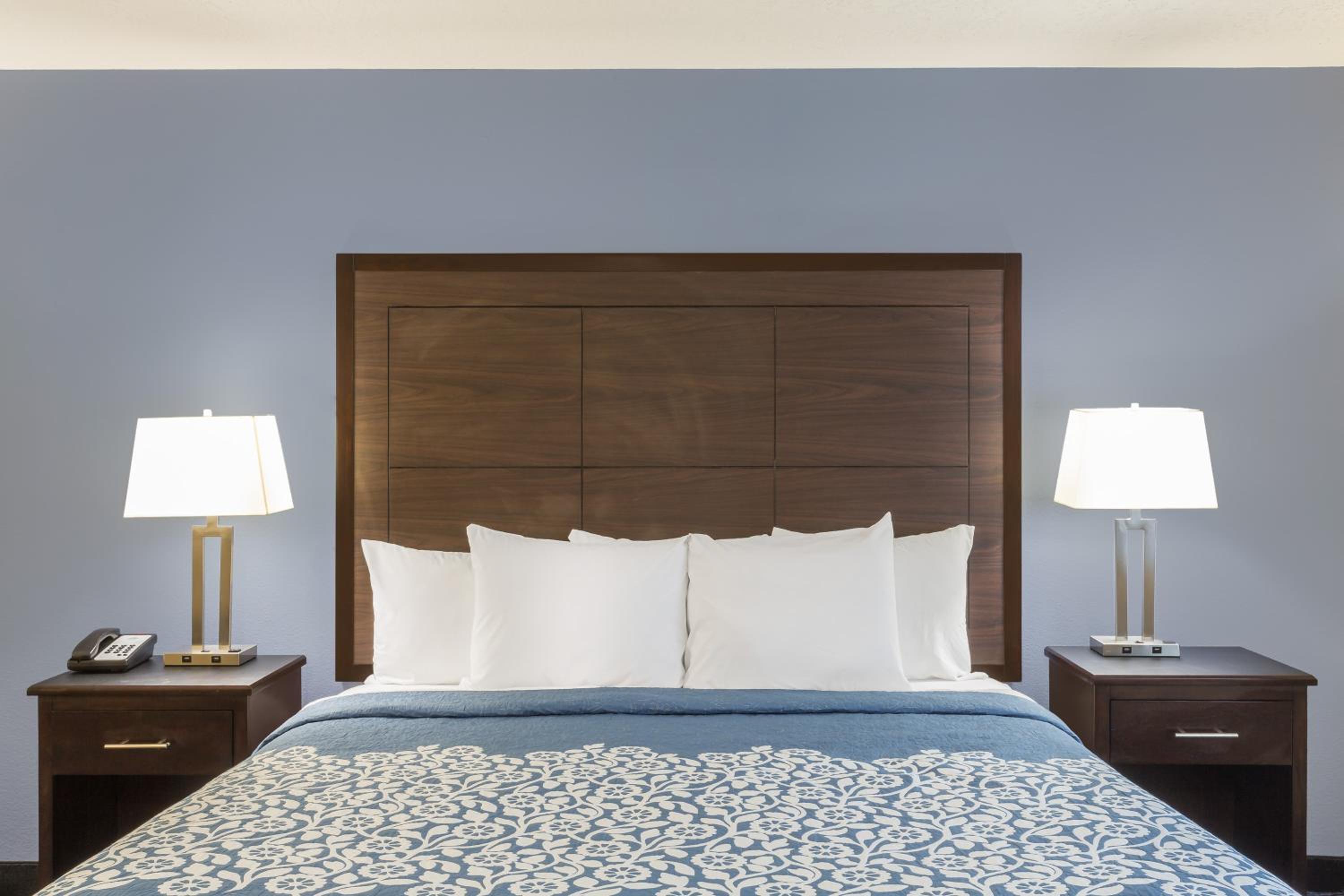 Queen Room with Two Queen Beds - Non-Smoking photo 2