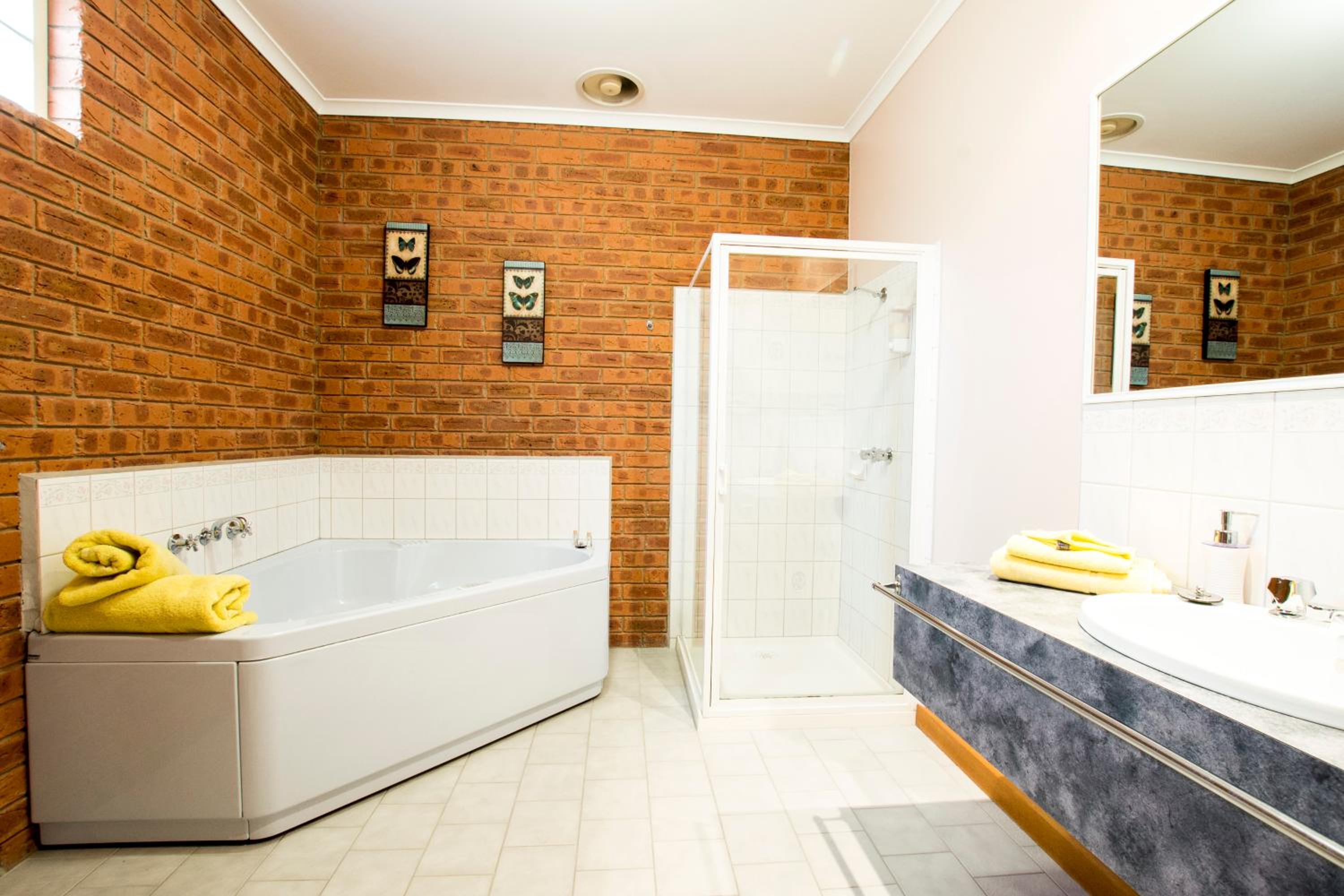 Deluxe Suite with Spa Bath photo 2
