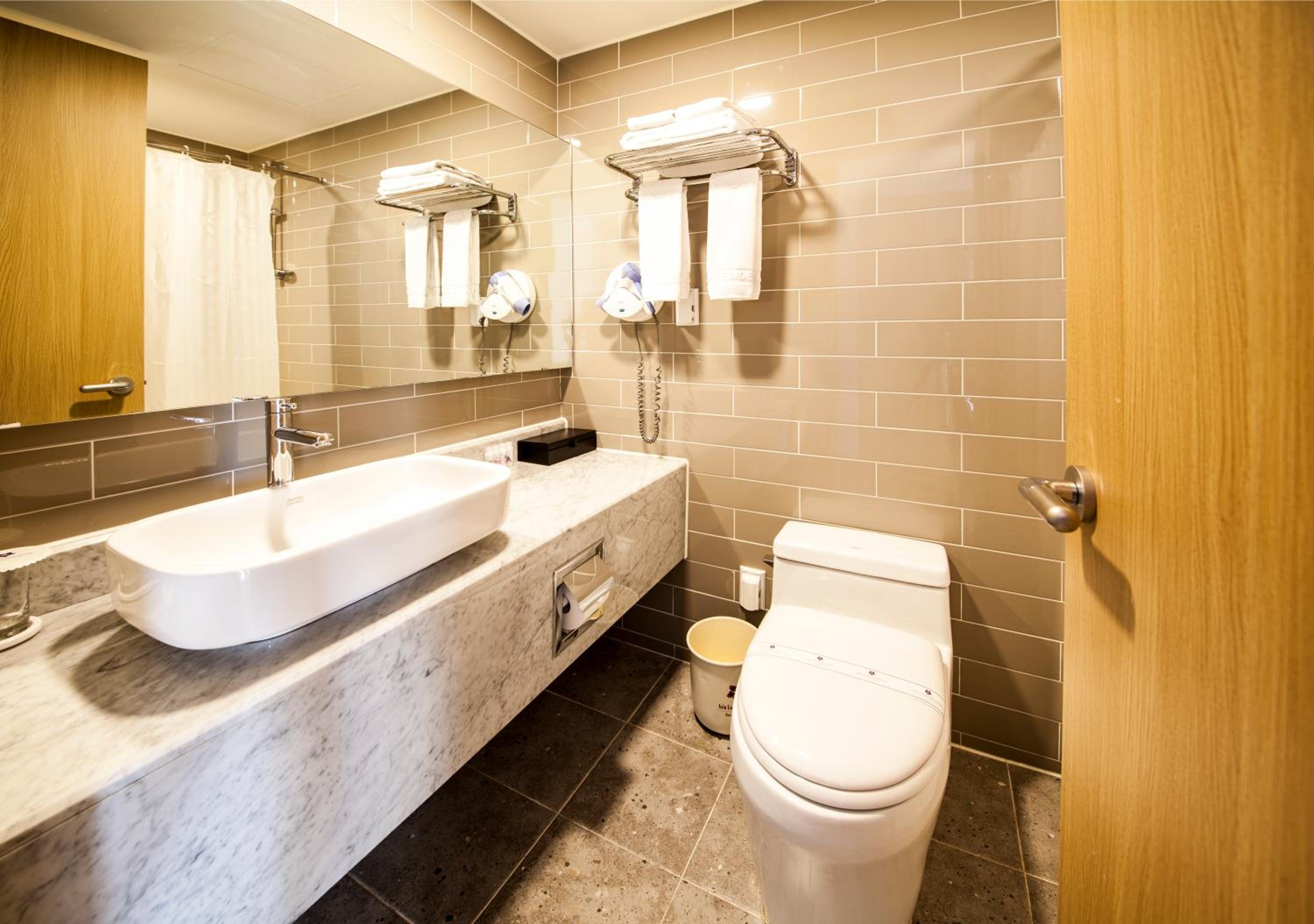 Deluxe Double Room with Lake View - Photo 3
