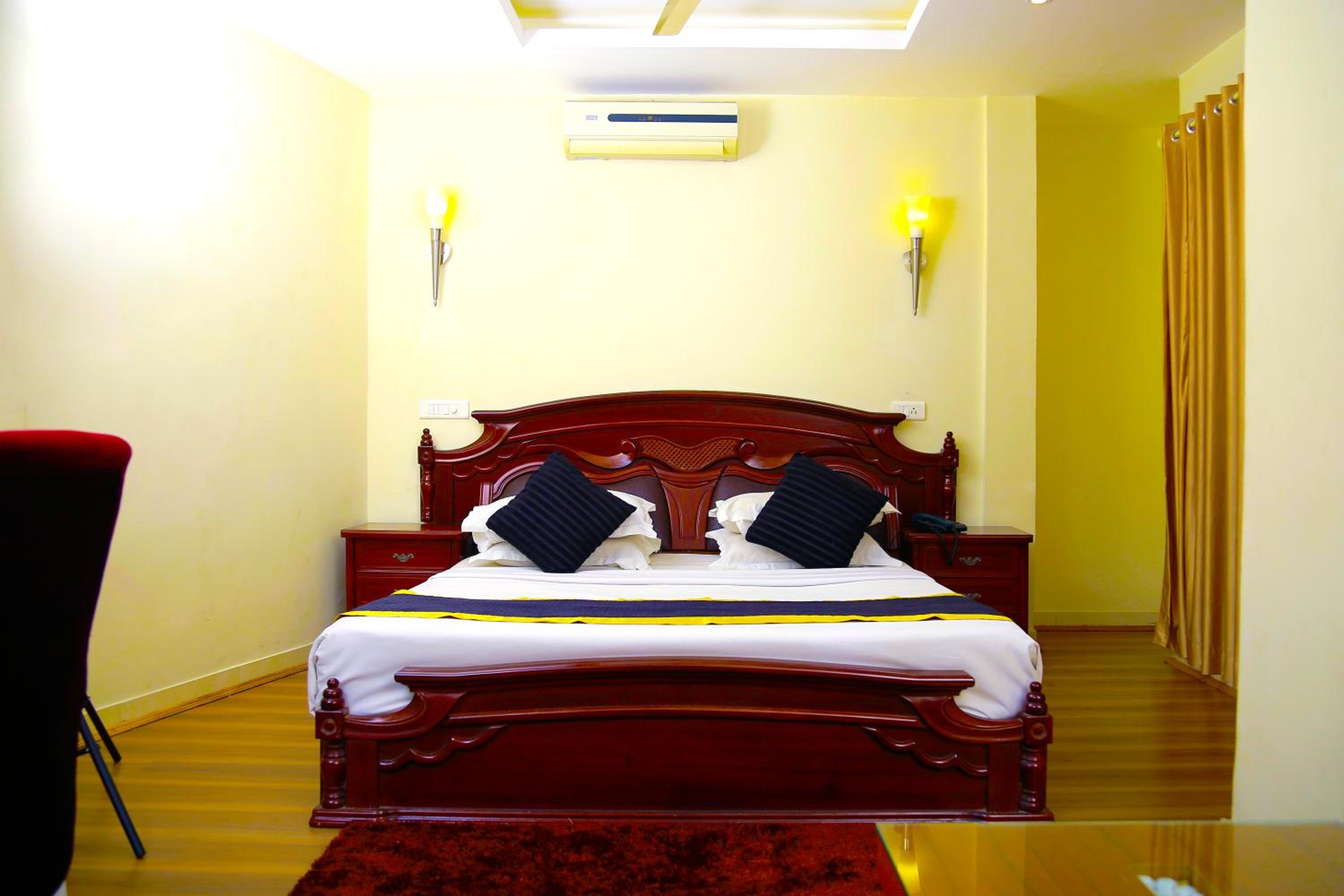 Executive Suite with A/C photo 3