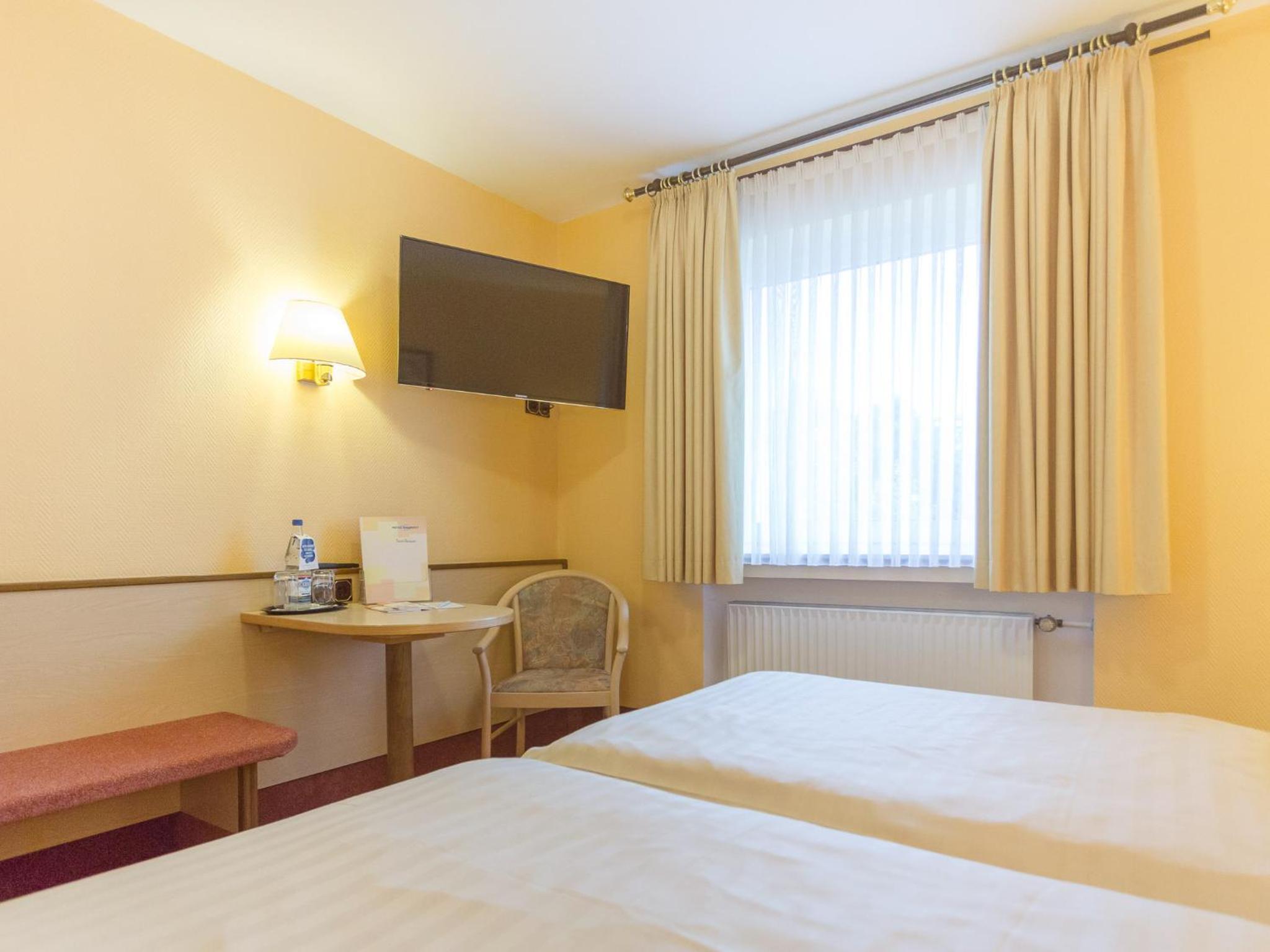 Double Room - Non-Smoking  - Photo 8