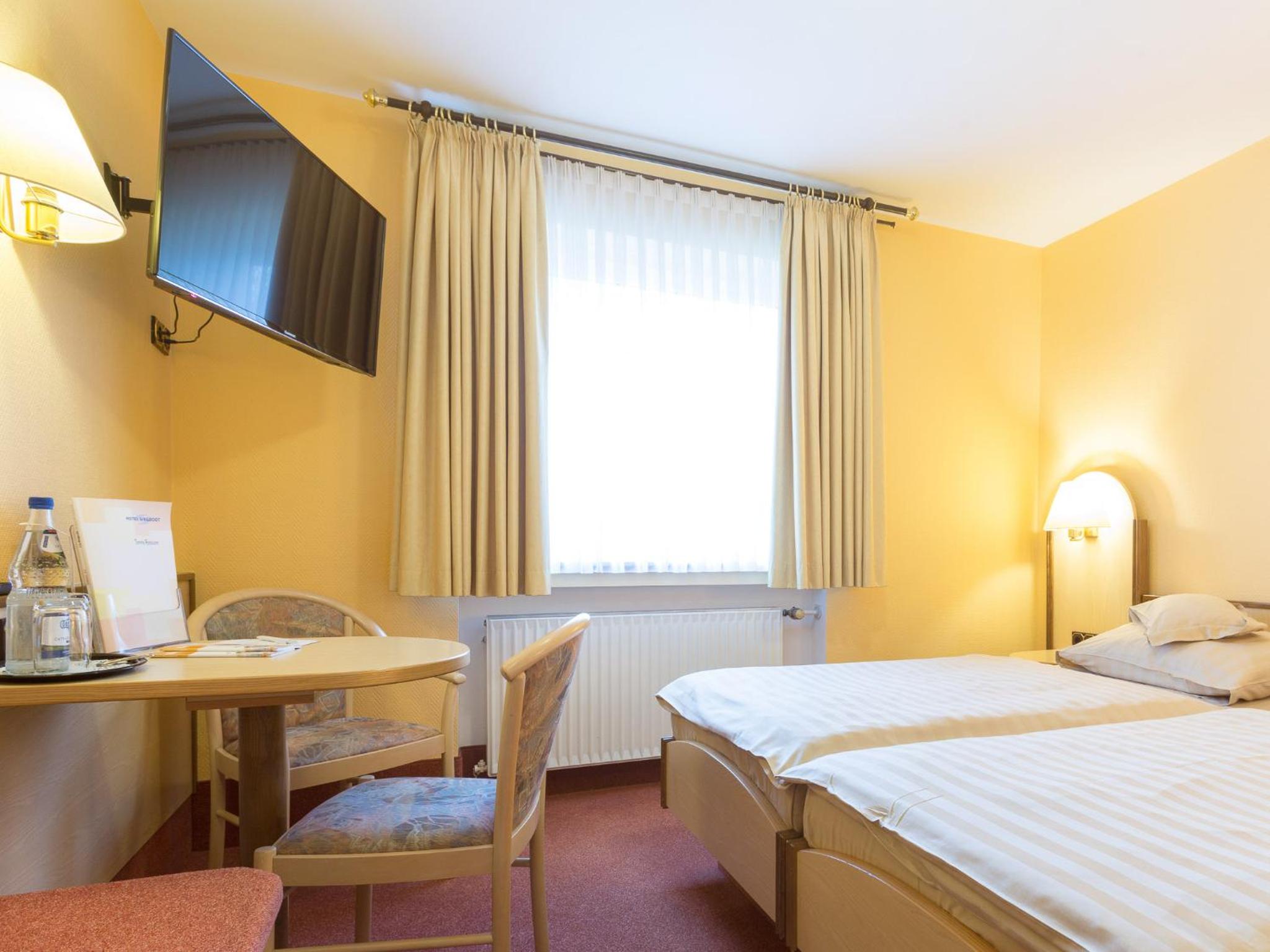 Double Room - Non-Smoking  - Photo 6
