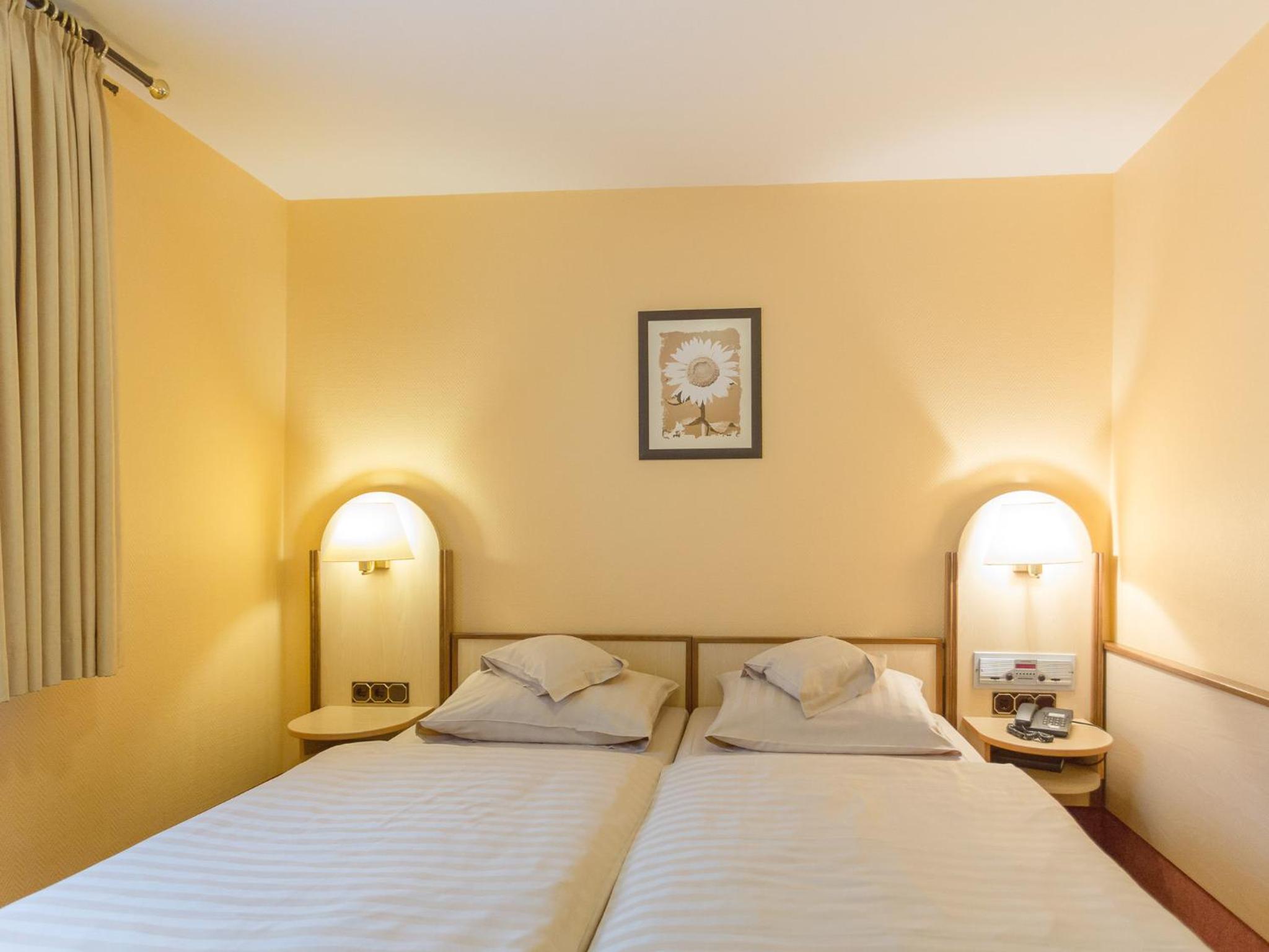 Double Room - Non-Smoking  - Photo 2