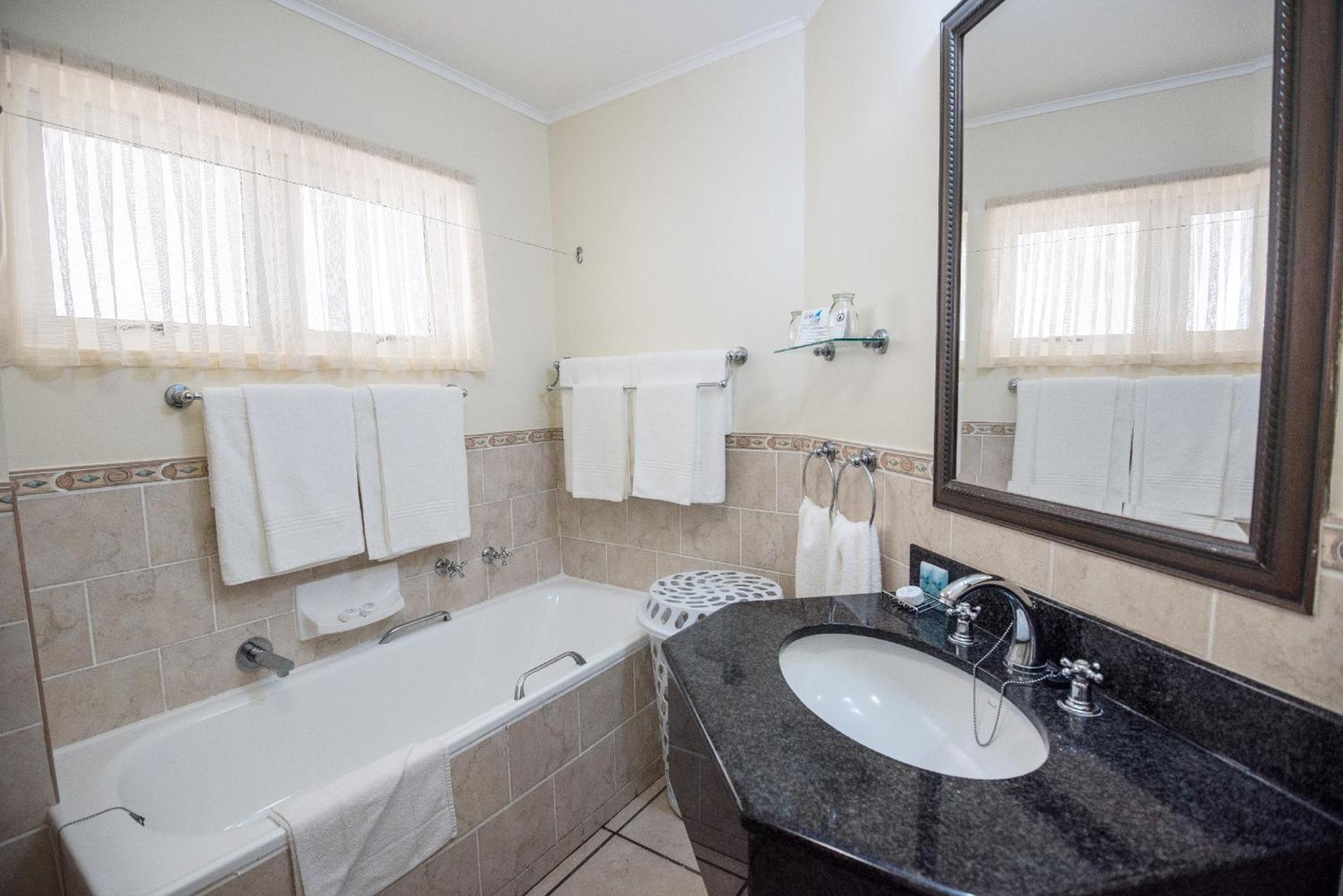 Three-Bedroom Apartment with Partial Sea View photo 2