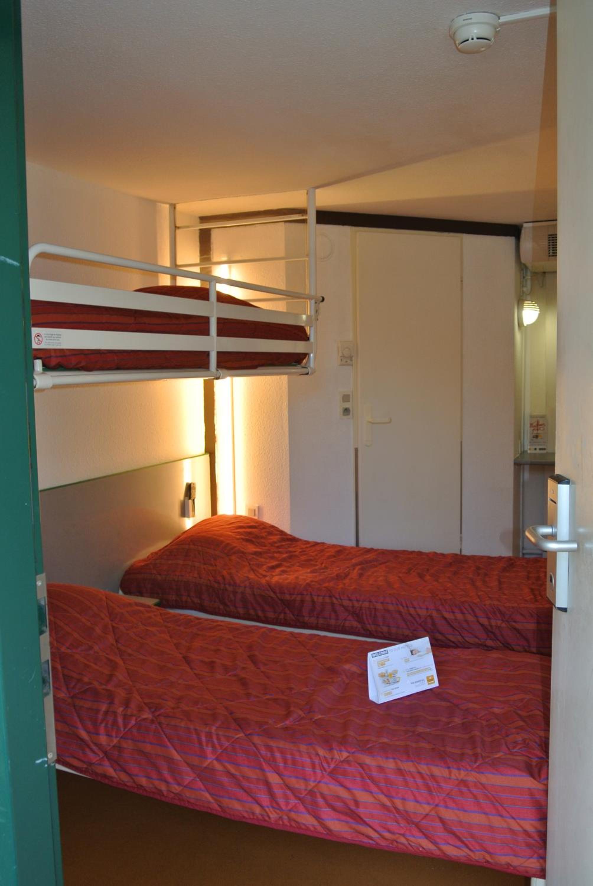 Triple Room (3 Single Beds)