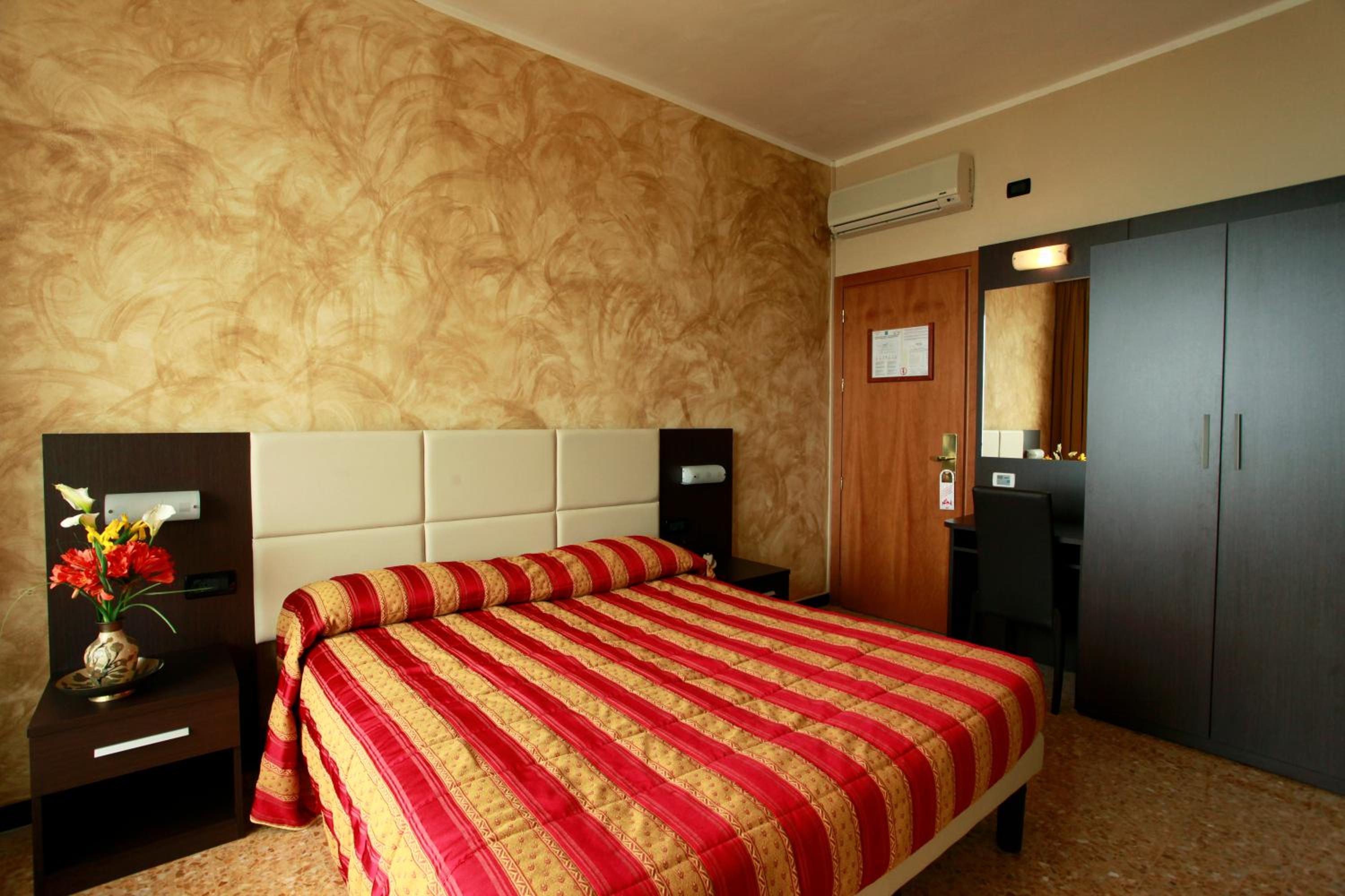 Large Single Room photo 2