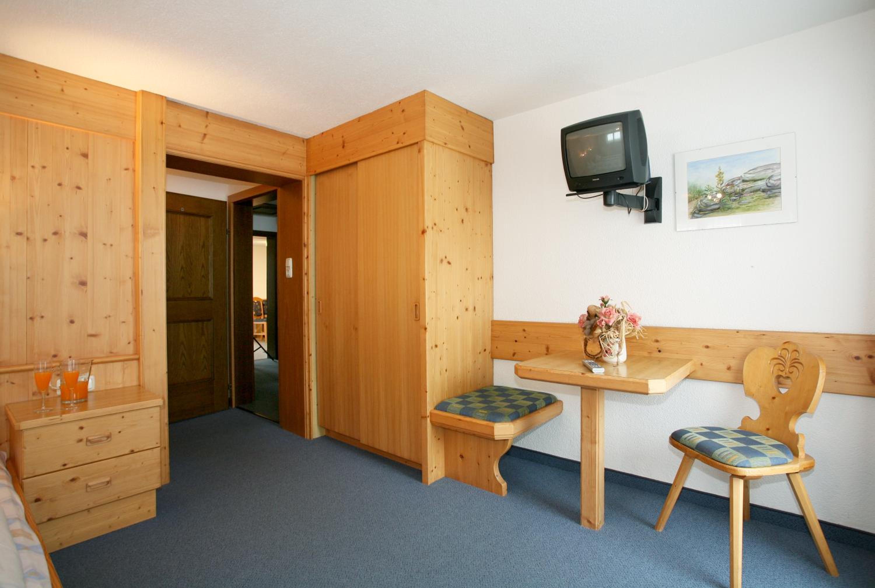 Double Room with Balcony - Photo 11