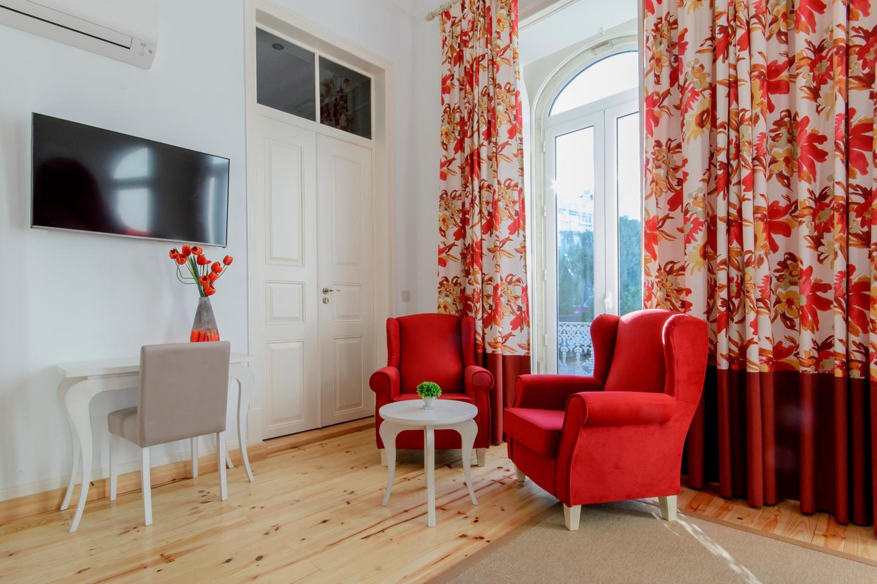 Deluxe Suite - Photo 8