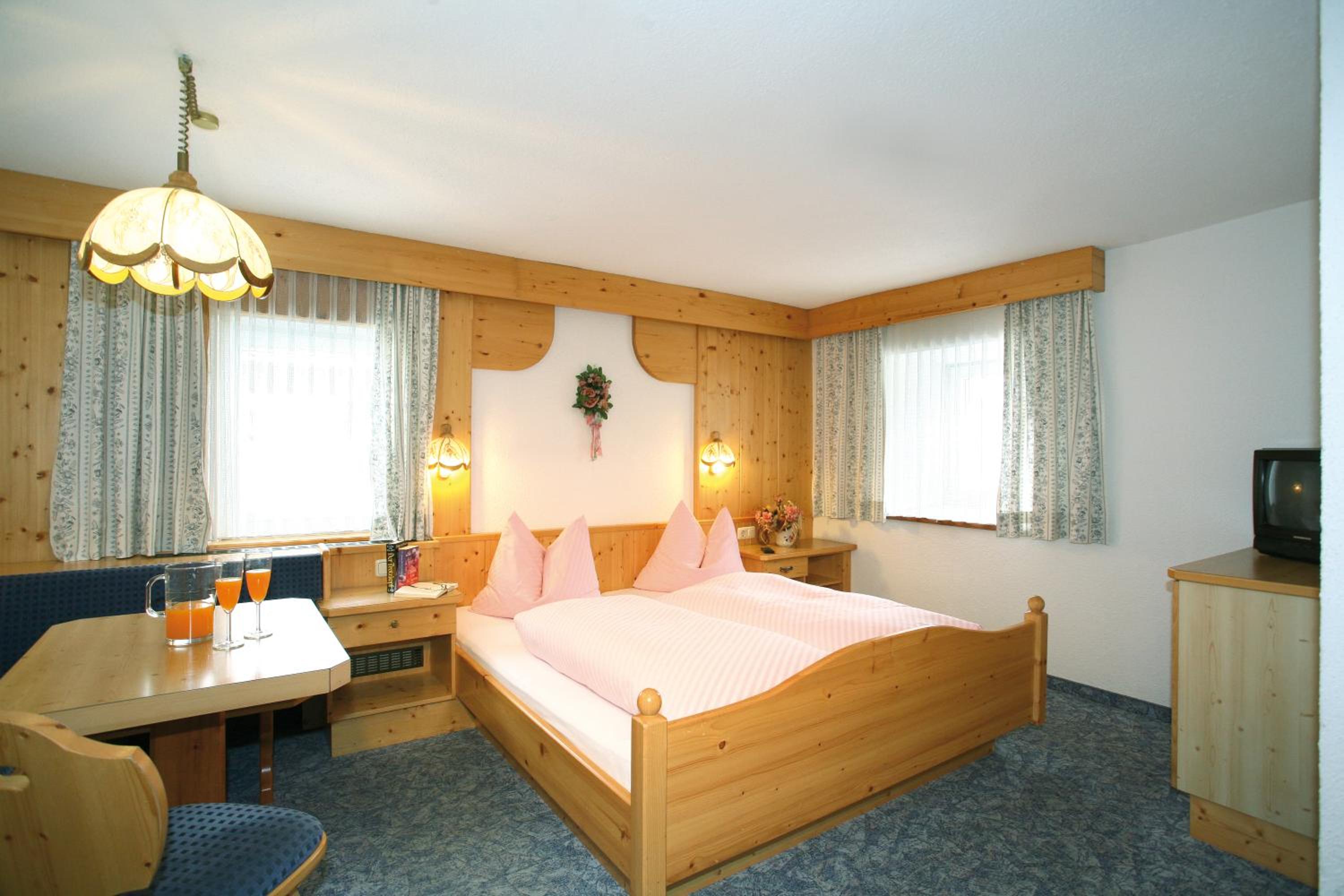Double Room with Balcony - Photo 10