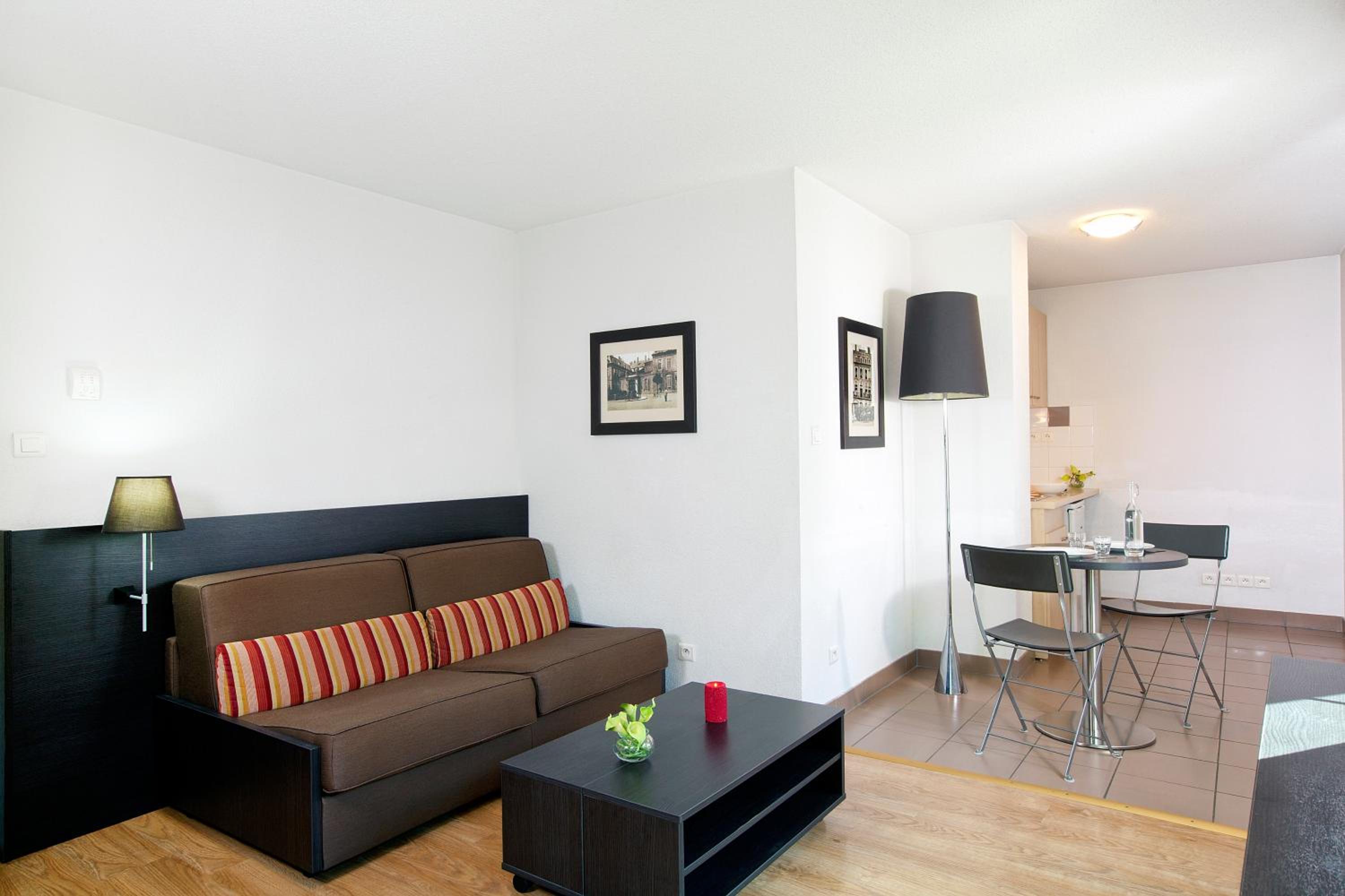 One-Bedroom Apartment - Photo 4