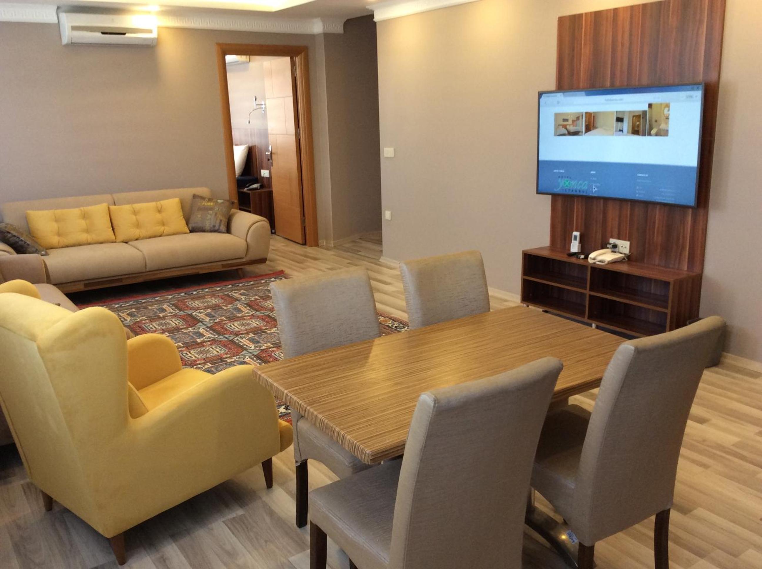 Deluxe King Suite photo 3