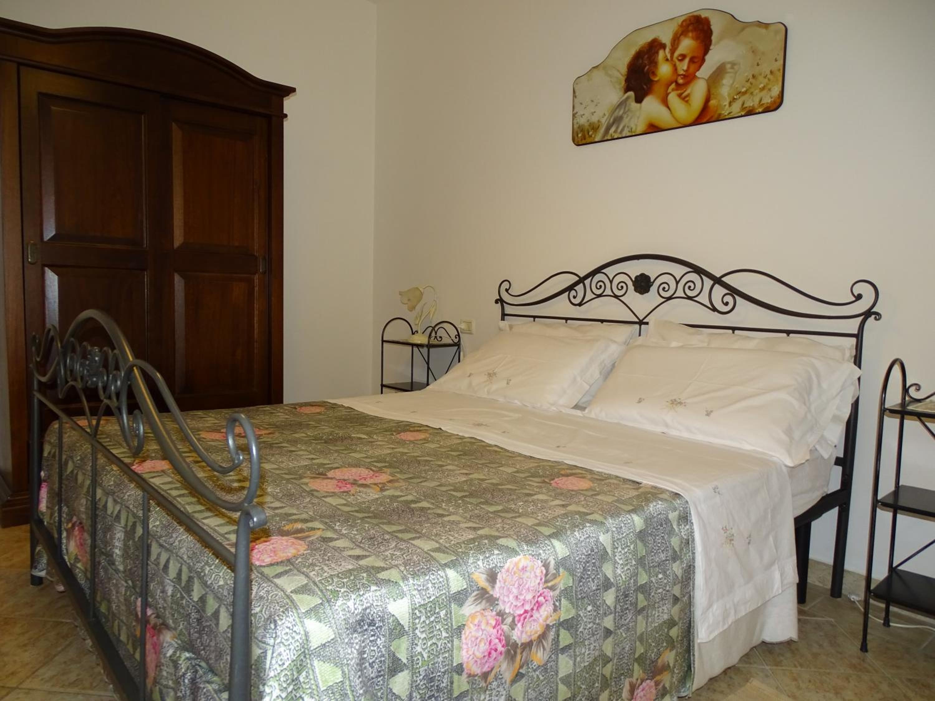 One-Bedroom Apartment - Photo 1