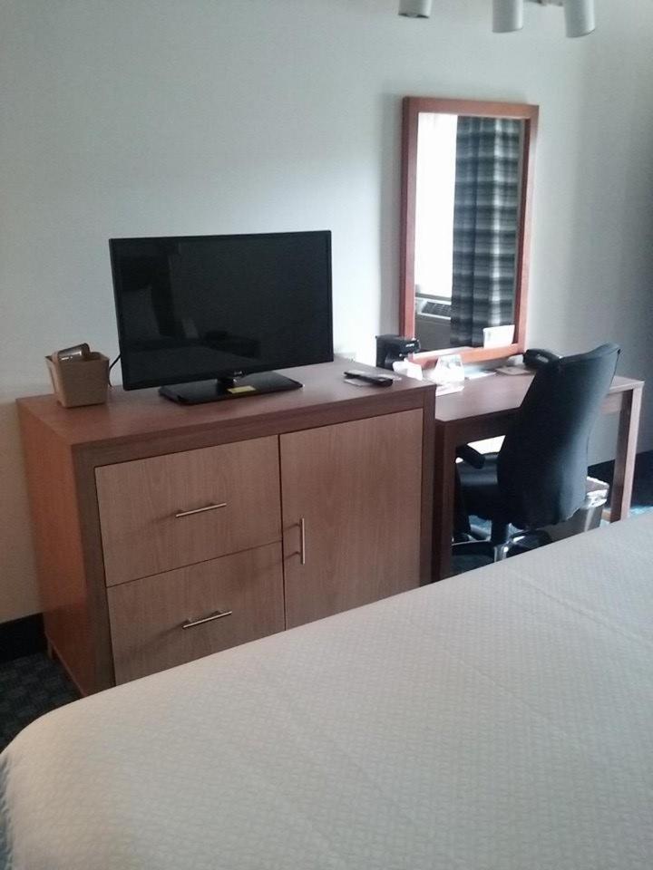 King Room - Non-Smoking - Photo 3