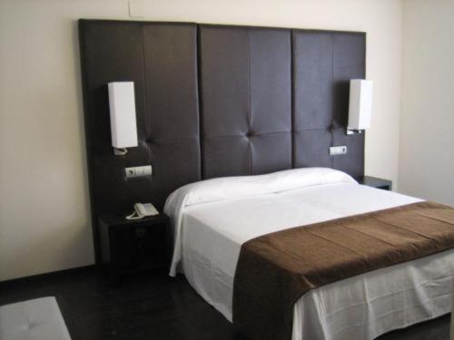 Double or Twin Room - Photo 8