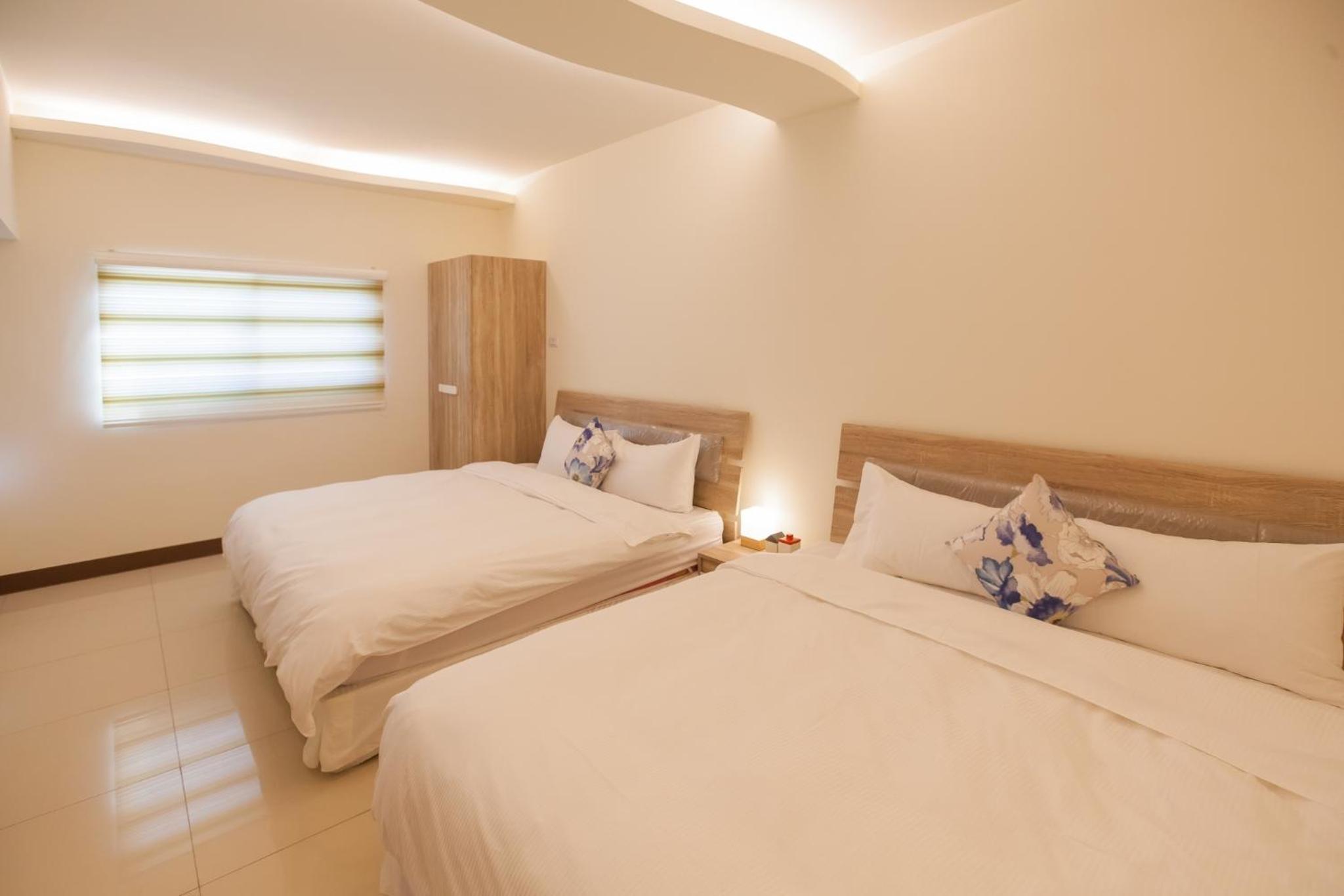 Queen Room with Two Queen Beds photo 2