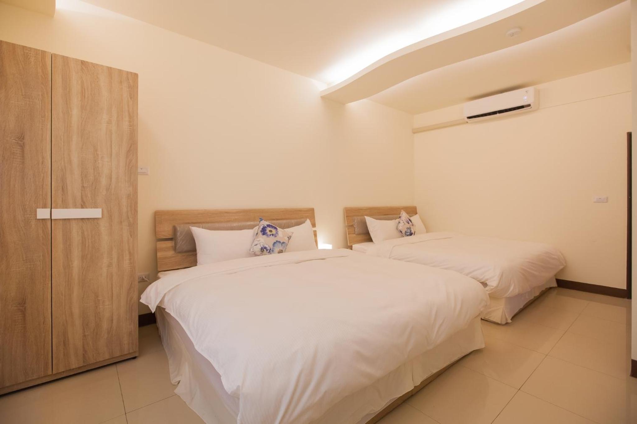 Queen Room with Two Queen Beds photo 3