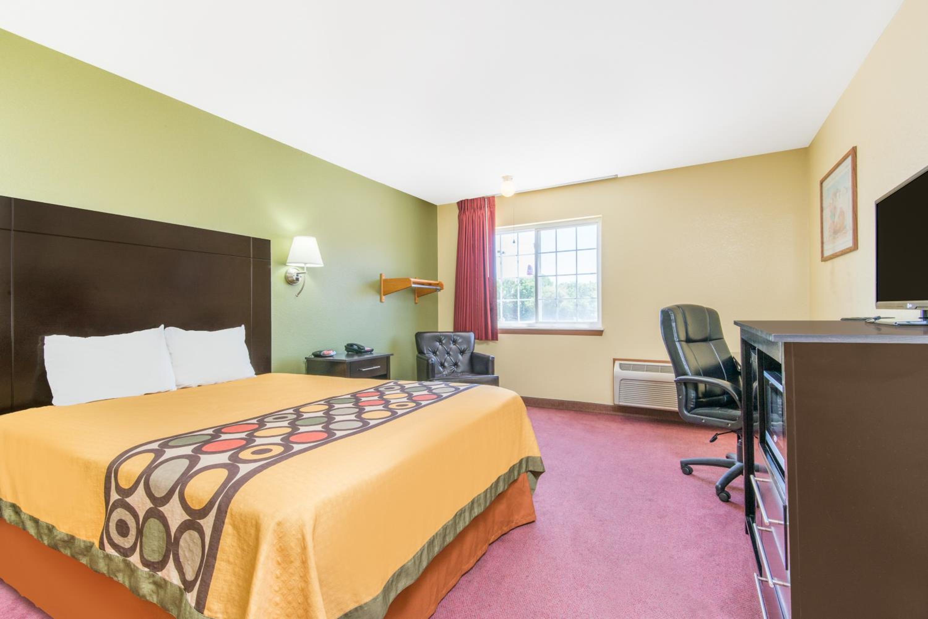 Queen Room - Non-Smoking - Photo 1