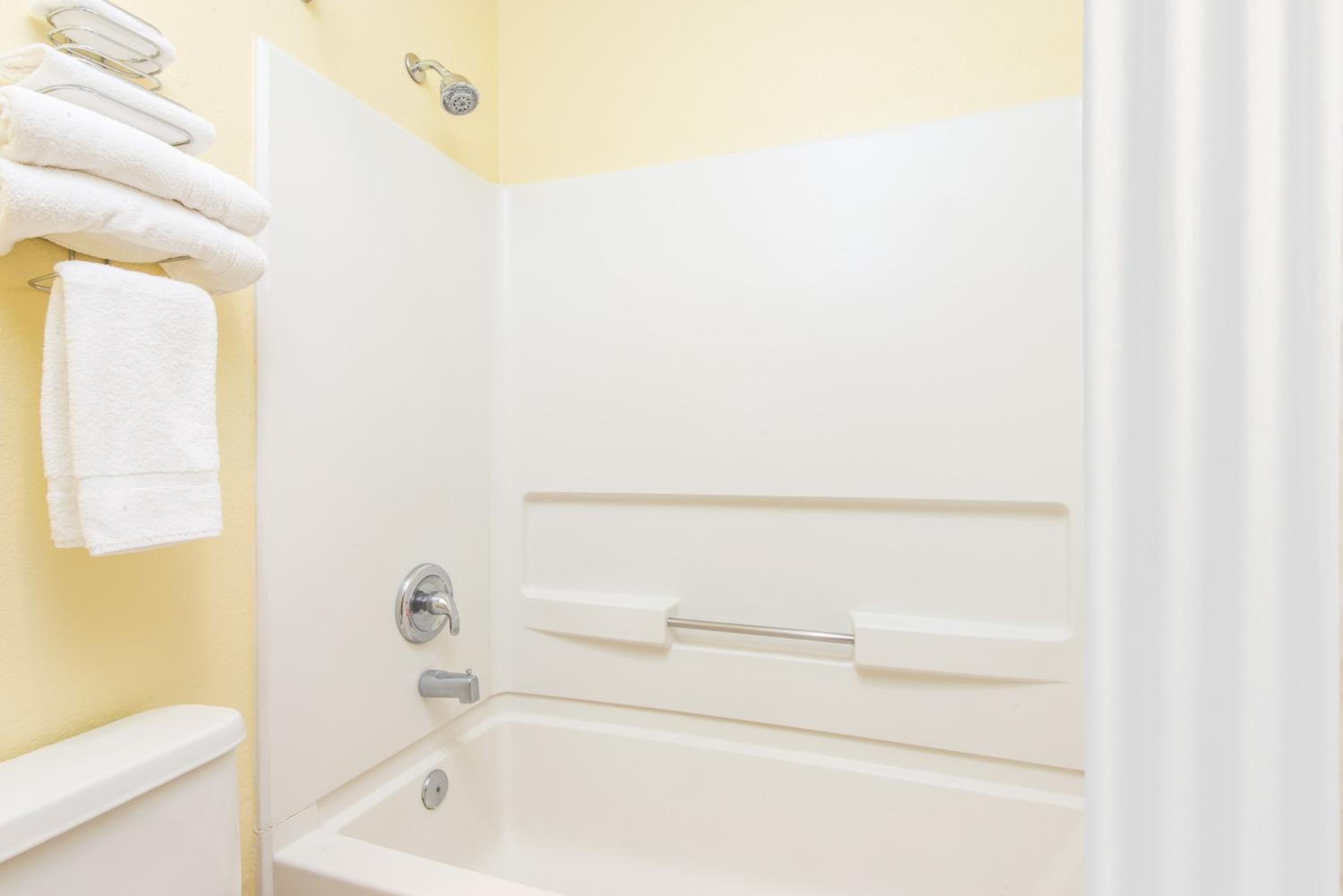 Queen Room - Non-Smoking - Photo 8