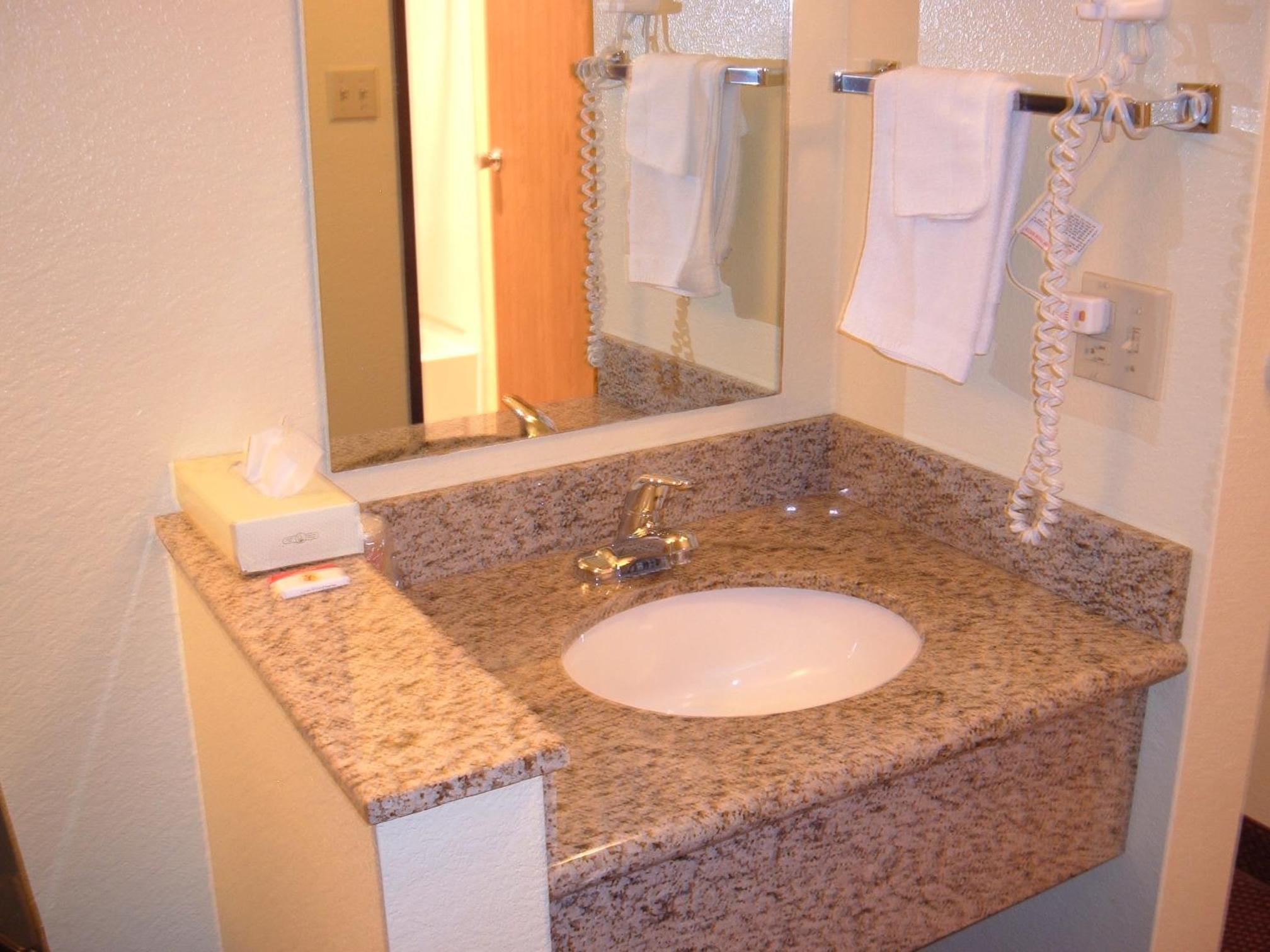Queen Room - Non-Smoking - Photo 3