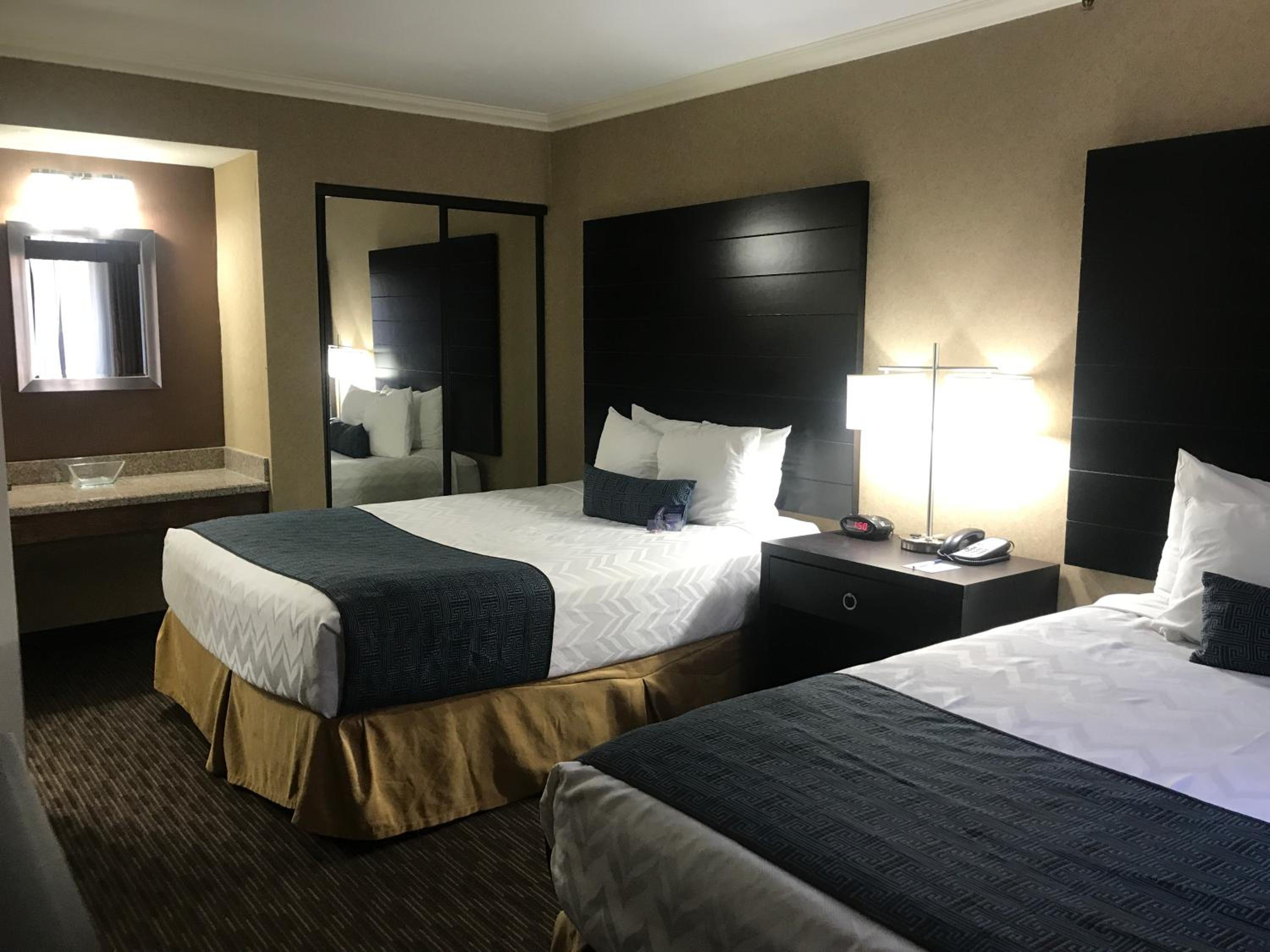 Queen Suite with Two Queen Beds - Non Smoking - Photo 10
