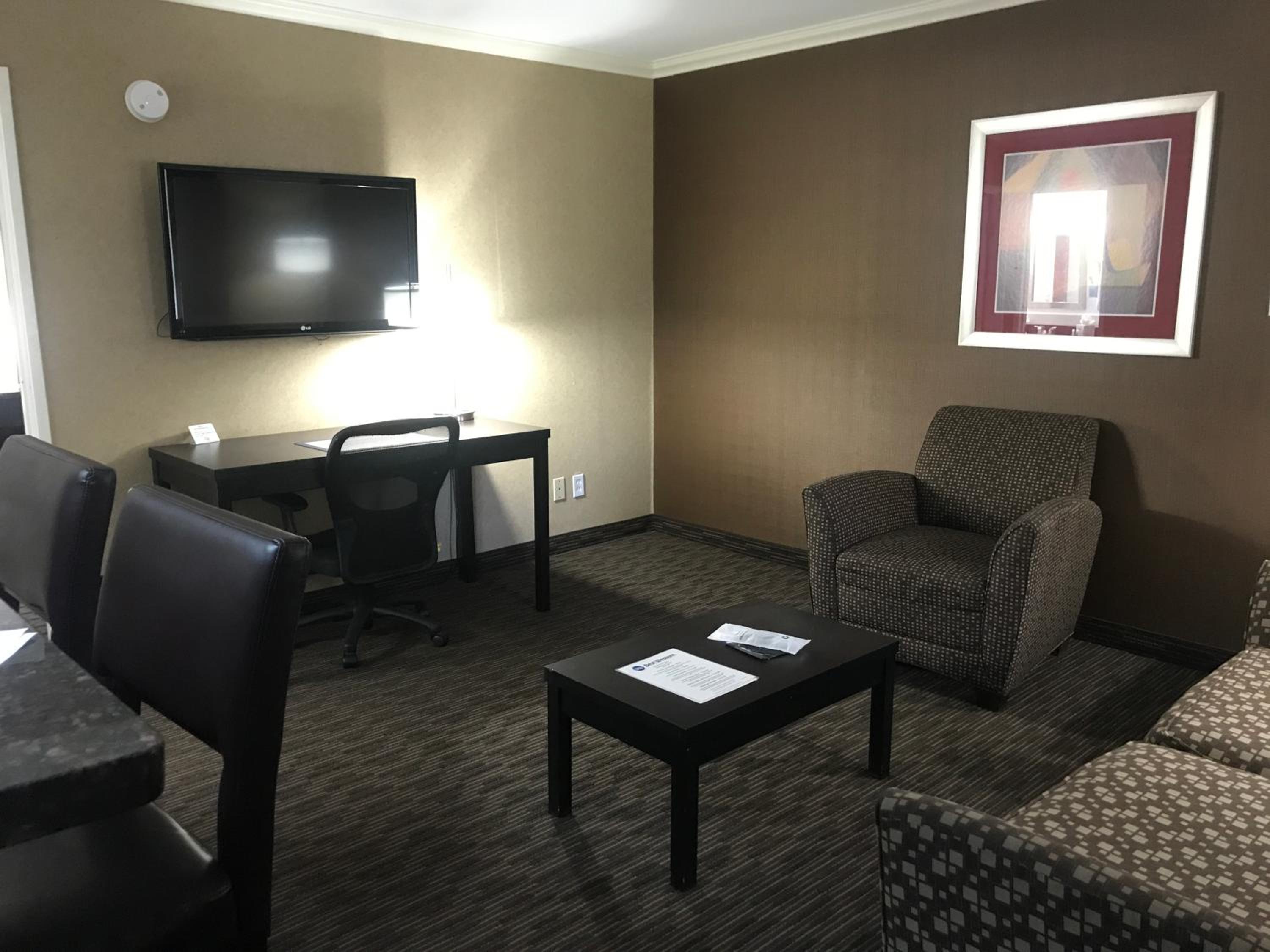 Queen Suite with Two Queen Beds - Non Smoking - Photo 8