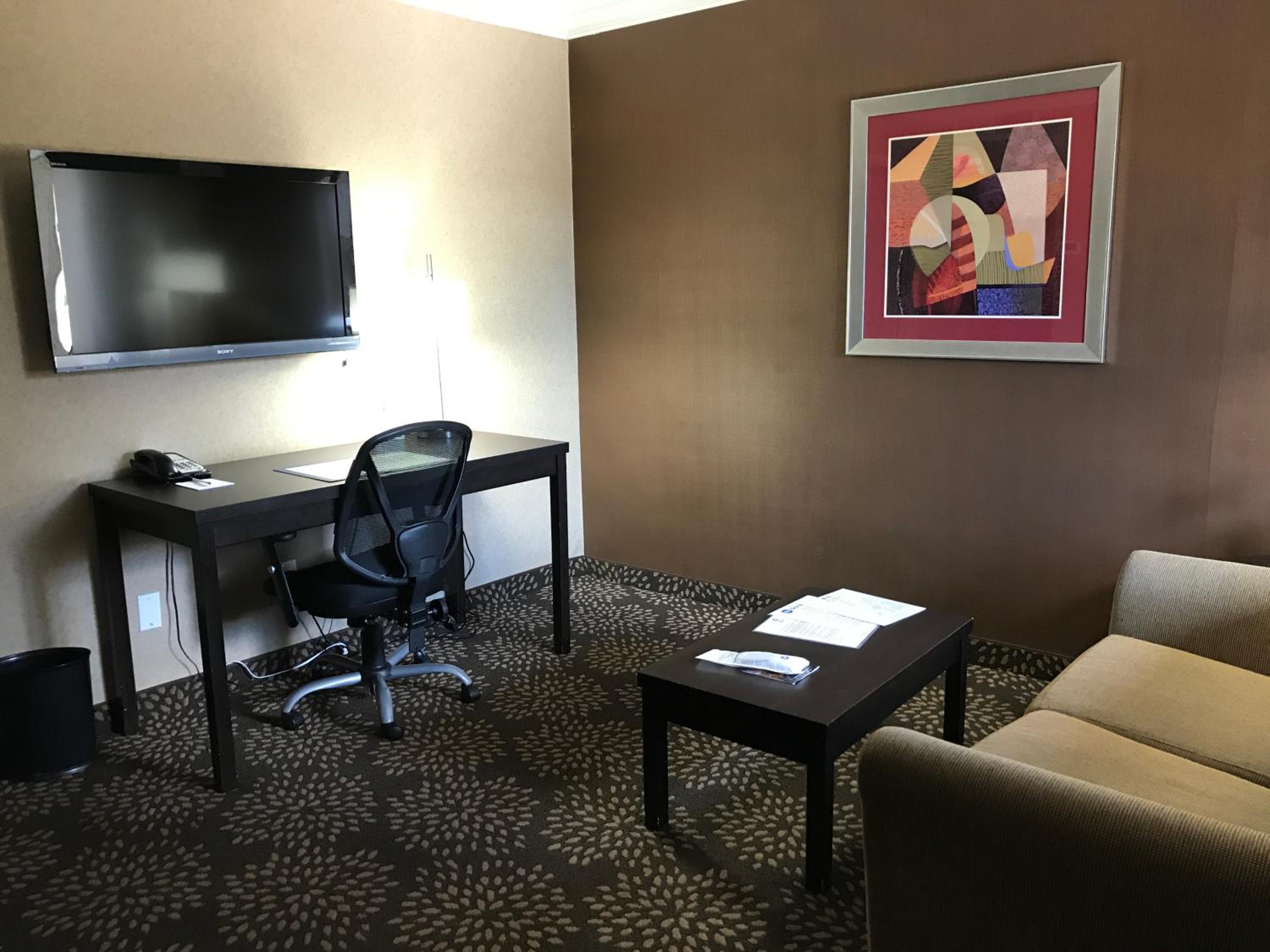 King Suite with Jetted Tub - Non-Smoking - Photo 6