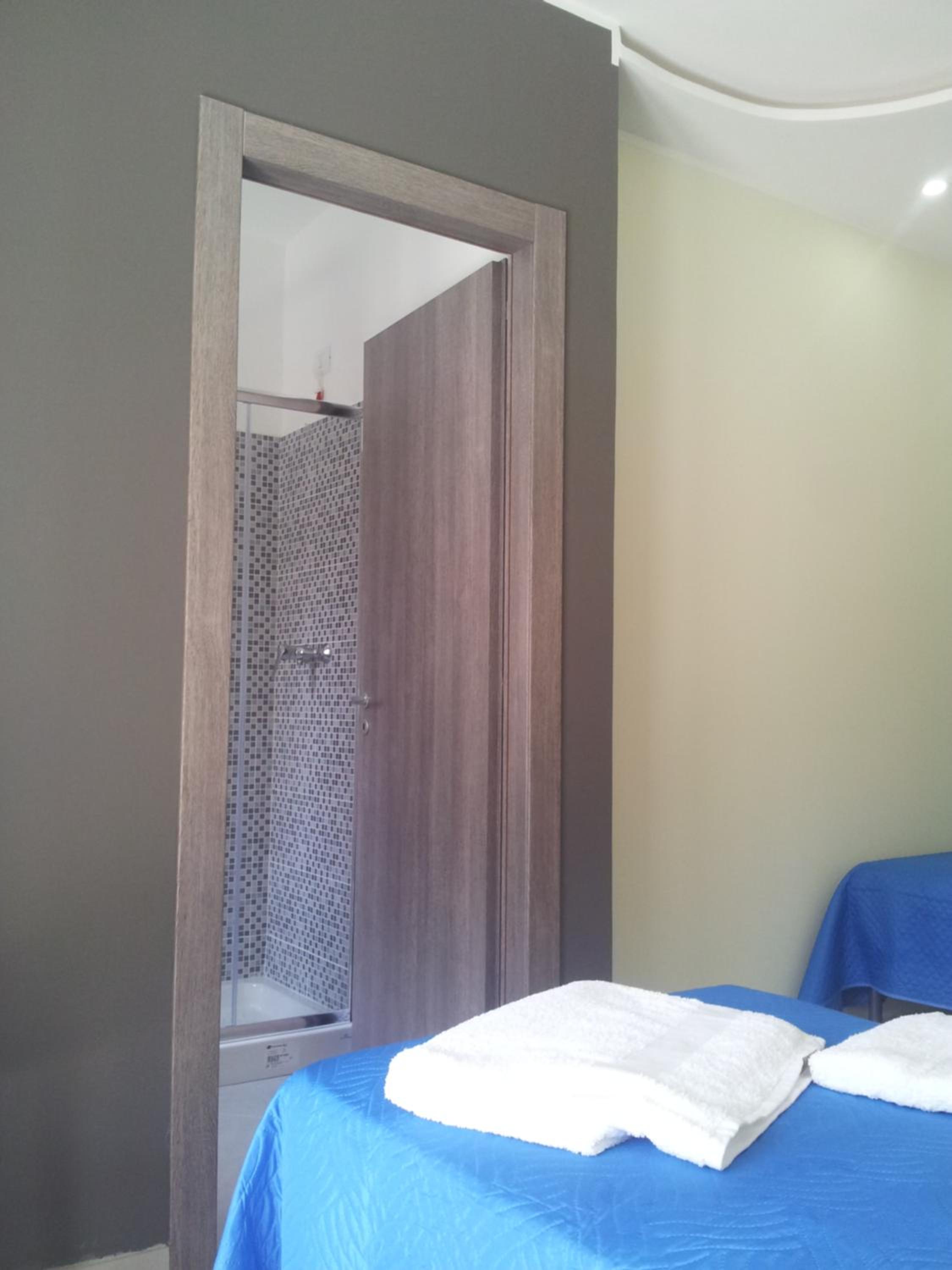 Double Room with Balcony - Photo 6
