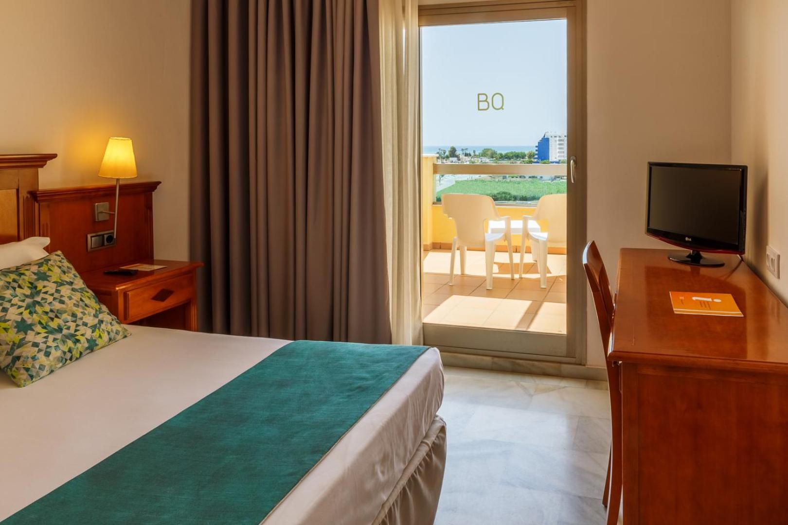 Double or Twin Room with Side Sea View - Photo 3