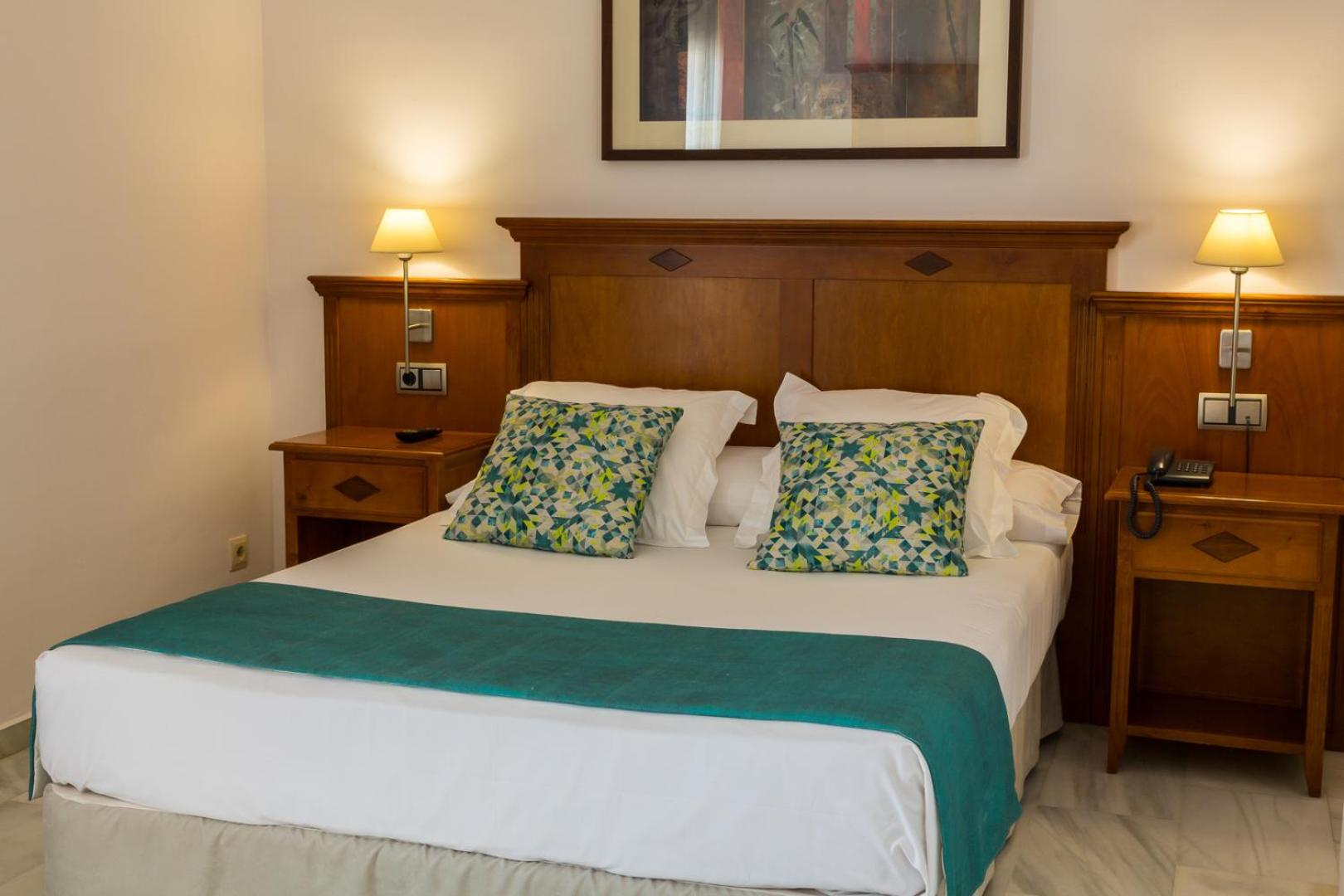 Double or Twin Room with Balcony - Photo 3