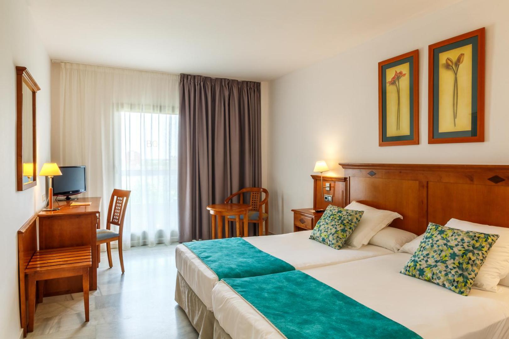 Double or Twin Room with Balcony - Photo 2