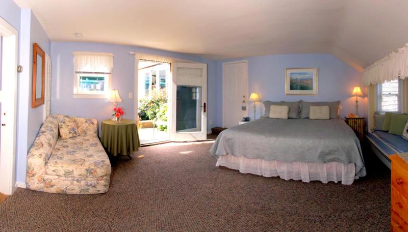 King Suite with Pool View photo 2